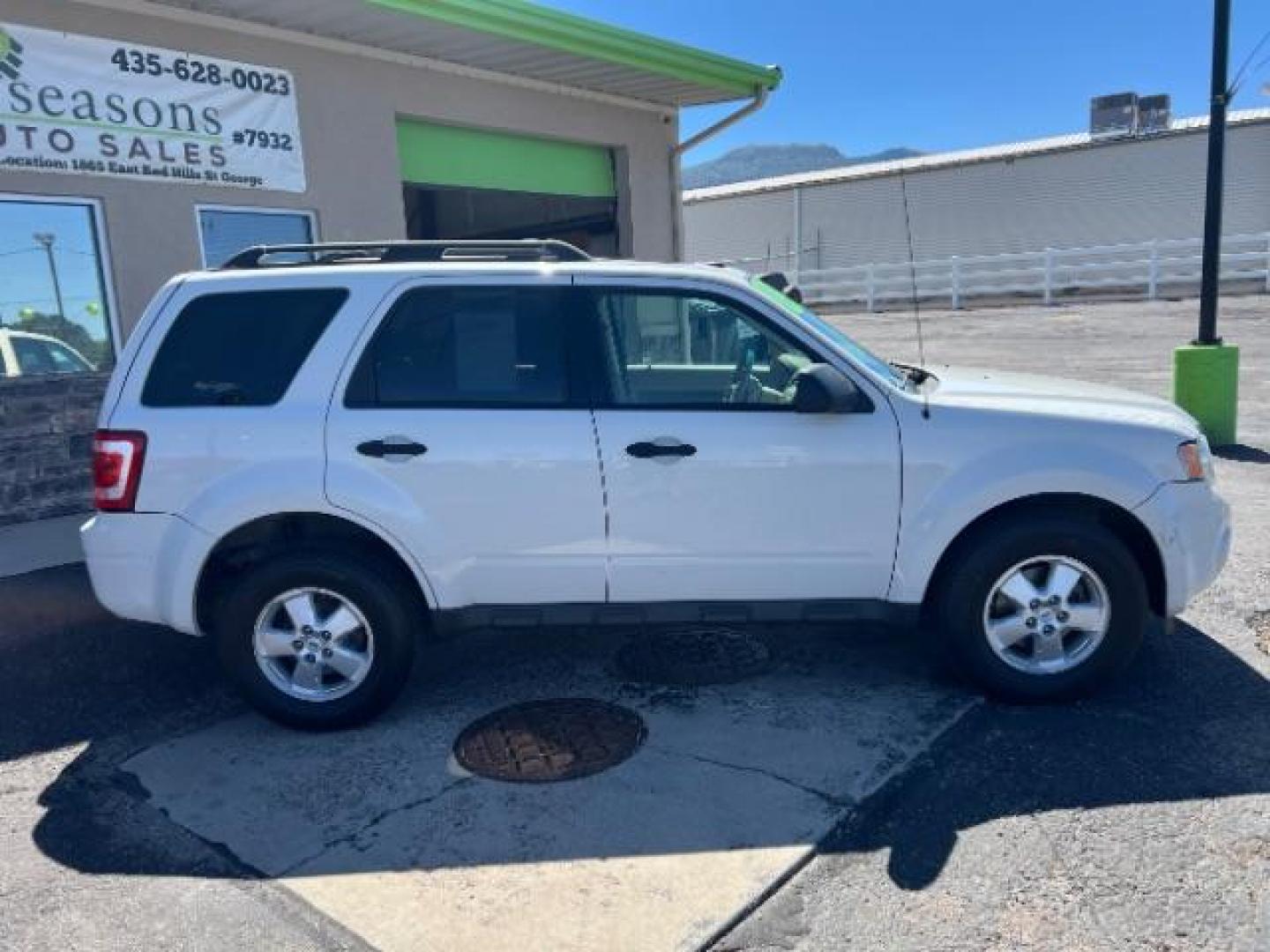 2009 White Suede /Camel Cloth Interior Ford Escape XLT FWD V6 (1FMCU03GX9K) with an 3.0L V6 DOHC 24V engine, 4-Speed Automatic transmission, located at 940 North Main Street, Cedar City, UT, 84720, (435) 628-0023, 37.692936, -113.061897 - We specialize in helping ALL people get the best financing available. No matter your credit score, good, bad or none we can get you an amazing rate. Had a bankruptcy, divorce, or repossessions? We give you the green light to get your credit back on the road. Low down and affordable payments that fit - Photo#4