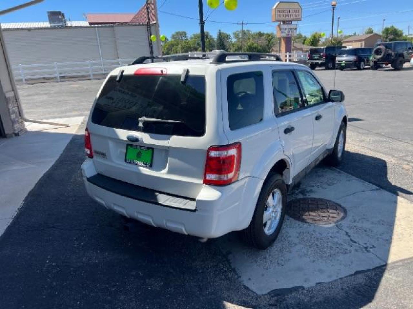 2009 White Suede /Camel Cloth Interior Ford Escape XLT FWD V6 (1FMCU03GX9K) with an 3.0L V6 DOHC 24V engine, 4-Speed Automatic transmission, located at 940 North Main Street, Cedar City, UT, 84720, (435) 628-0023, 37.692936, -113.061897 - We specialize in helping ALL people get the best financing available. No matter your credit score, good, bad or none we can get you an amazing rate. Had a bankruptcy, divorce, or repossessions? We give you the green light to get your credit back on the road. Low down and affordable payments that fit - Photo#5