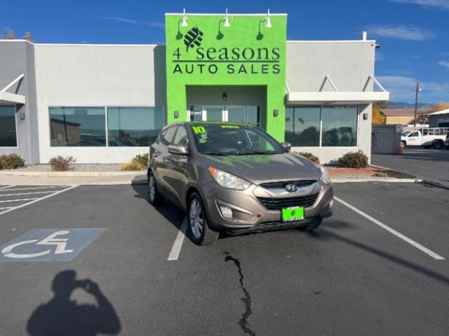 2010 Chai Bronze Metallic /Taupe Leather Interior Hyundai Tucson Limited 2WD (KM8JU3AC8AU) with an 2.4L L4 DOHC 16V engine, 6-Speed Automatic transmission, located at 940 North Main Street, Cedar City, UT, 84720, (435) 628-0023, 37.692936, -113.061897 - We specialize in helping ALL people get the best financing available. No matter your credit score, good, bad or none we can get you an amazing rate. Had a bankruptcy, divorce, or repossessions? We give you the green light to get your credit back on the road. Low down and affordable payments that fit - Photo#0