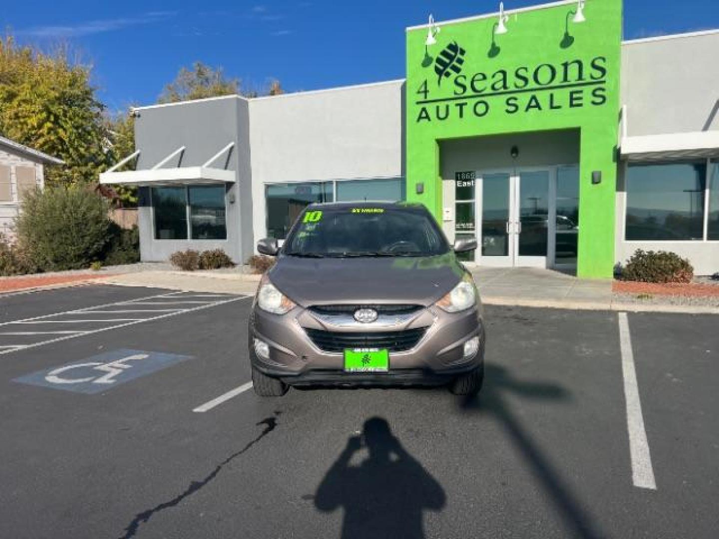 2010 Chai Bronze Metallic /Taupe Leather Interior Hyundai Tucson Limited 2WD (KM8JU3AC8AU) with an 2.4L L4 DOHC 16V engine, 6-Speed Automatic transmission, located at 940 North Main Street, Cedar City, UT, 84720, (435) 628-0023, 37.692936, -113.061897 - We specialize in helping ALL people get the best financing available. No matter your credit score, good, bad or none we can get you an amazing rate. Had a bankruptcy, divorce, or repossessions? We give you the green light to get your credit back on the road. Low down and affordable payments that fit - Photo#1