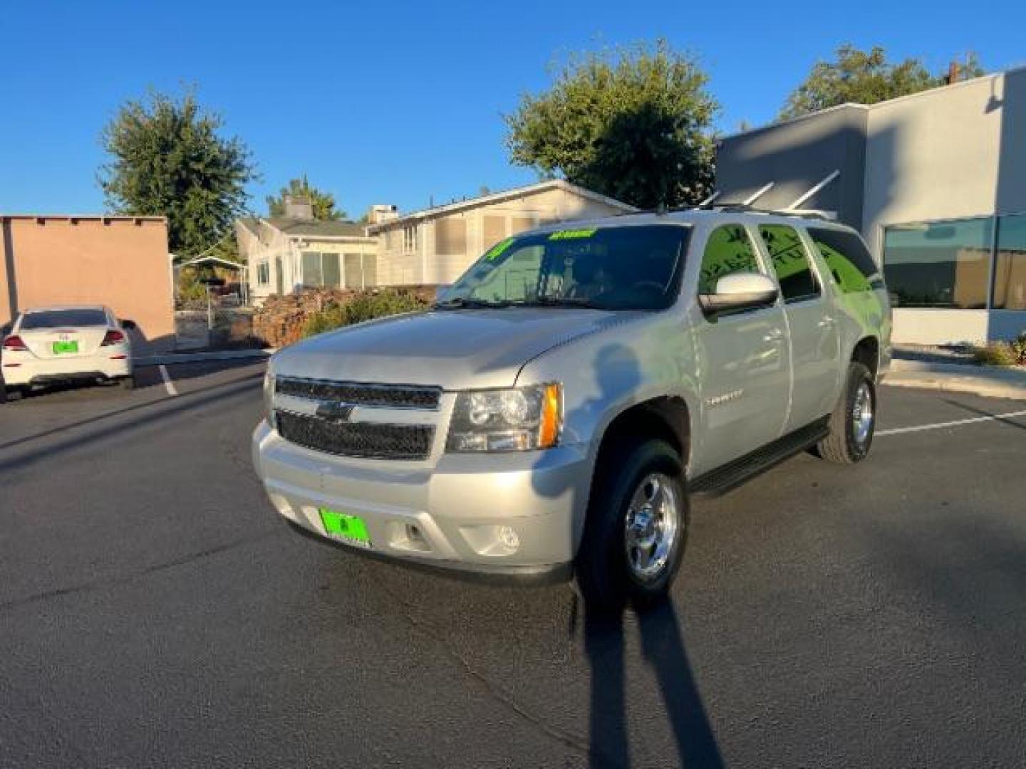 2014 Silver Ice Metallic /Ebony Chevrolet Suburban LT 1500 4WD (1GNSKJE73ER) with an 5.3L V8 OHV 16V FFV engine, 6-Speed Automatic transmission, located at 1865 East Red Hills Pkwy, St. George, 84770, (435) 628-0023, 37.120850, -113.543640 - We specialize in helping ALL people get the best financing available. No matter your credit score, good, bad or none we can get you an amazing rate. Had a bankruptcy, divorce, or repossessions? We give you the green light to get your credit back on the road. Low down and affordable payments that fit - Photo#2