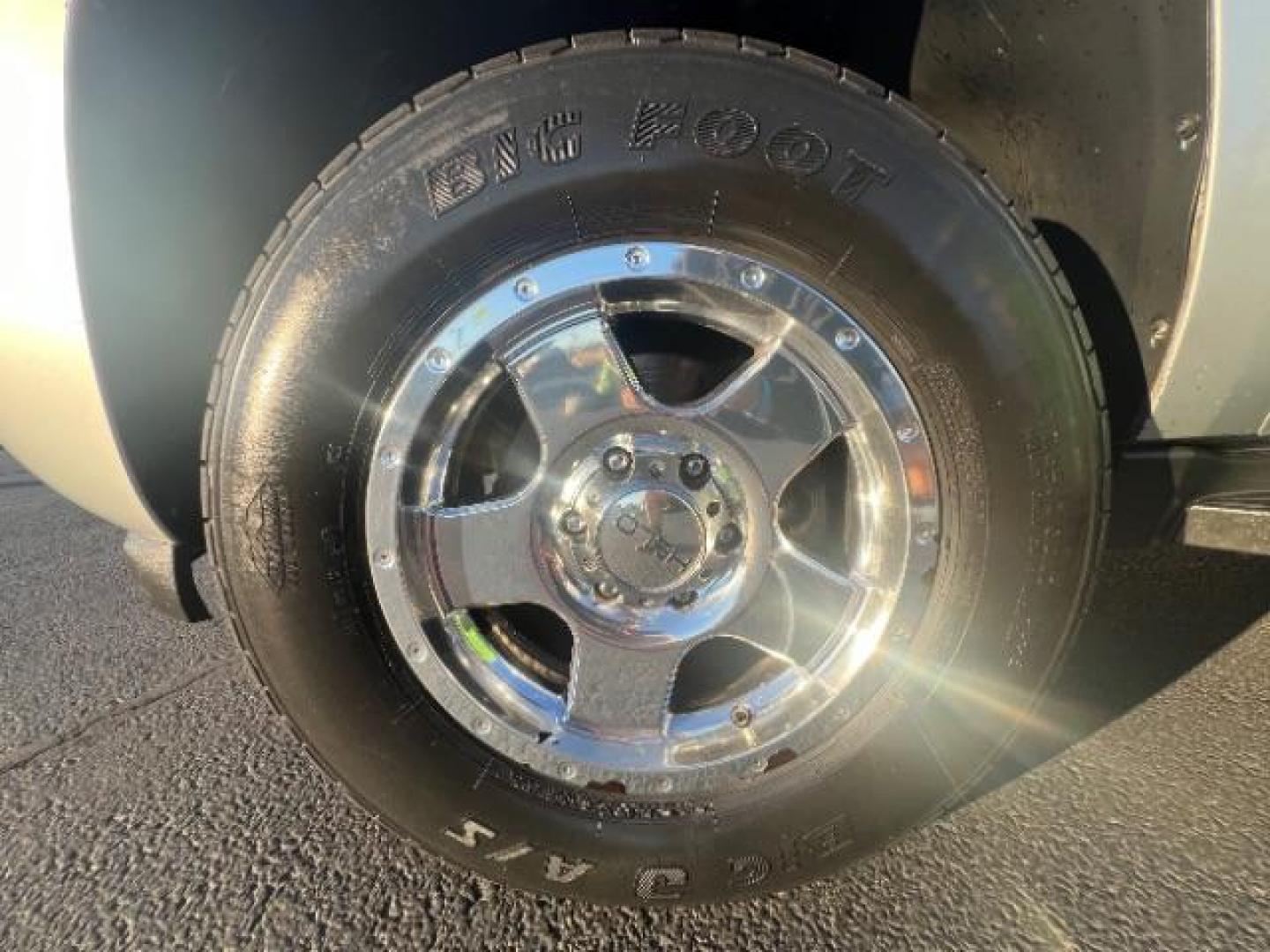 2014 Silver Ice Metallic /Ebony Chevrolet Suburban LT 1500 4WD (1GNSKJE73ER) with an 5.3L V8 OHV 16V FFV engine, 6-Speed Automatic transmission, located at 1865 East Red Hills Pkwy, St. George, 84770, (435) 628-0023, 37.120850, -113.543640 - We specialize in helping ALL people get the best financing available. No matter your credit score, good, bad or none we can get you an amazing rate. Had a bankruptcy, divorce, or repossessions? We give you the green light to get your credit back on the road. Low down and affordable payments that fit - Photo#11