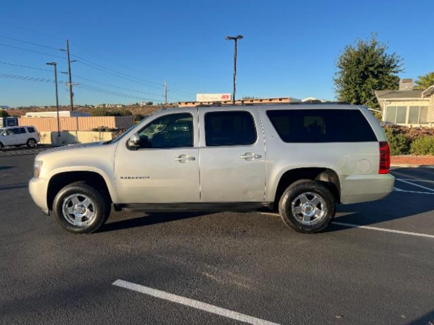 2014 Silver Ice Metallic /Ebony Chevrolet Suburban LT 1500 4WD (1GNSKJE73ER) with an 5.3L V8 OHV 16V FFV engine, 6-Speed Automatic transmission, located at 1865 East Red Hills Pkwy, St. George, 84770, (435) 628-0023, 37.120850, -113.543640 - We specialize in helping ALL people get the best financing available. No matter your credit score, good, bad or none we can get you an amazing rate. Had a bankruptcy, divorce, or repossessions? We give you the green light to get your credit back on the road. Low down and affordable payments that fit - Photo#3