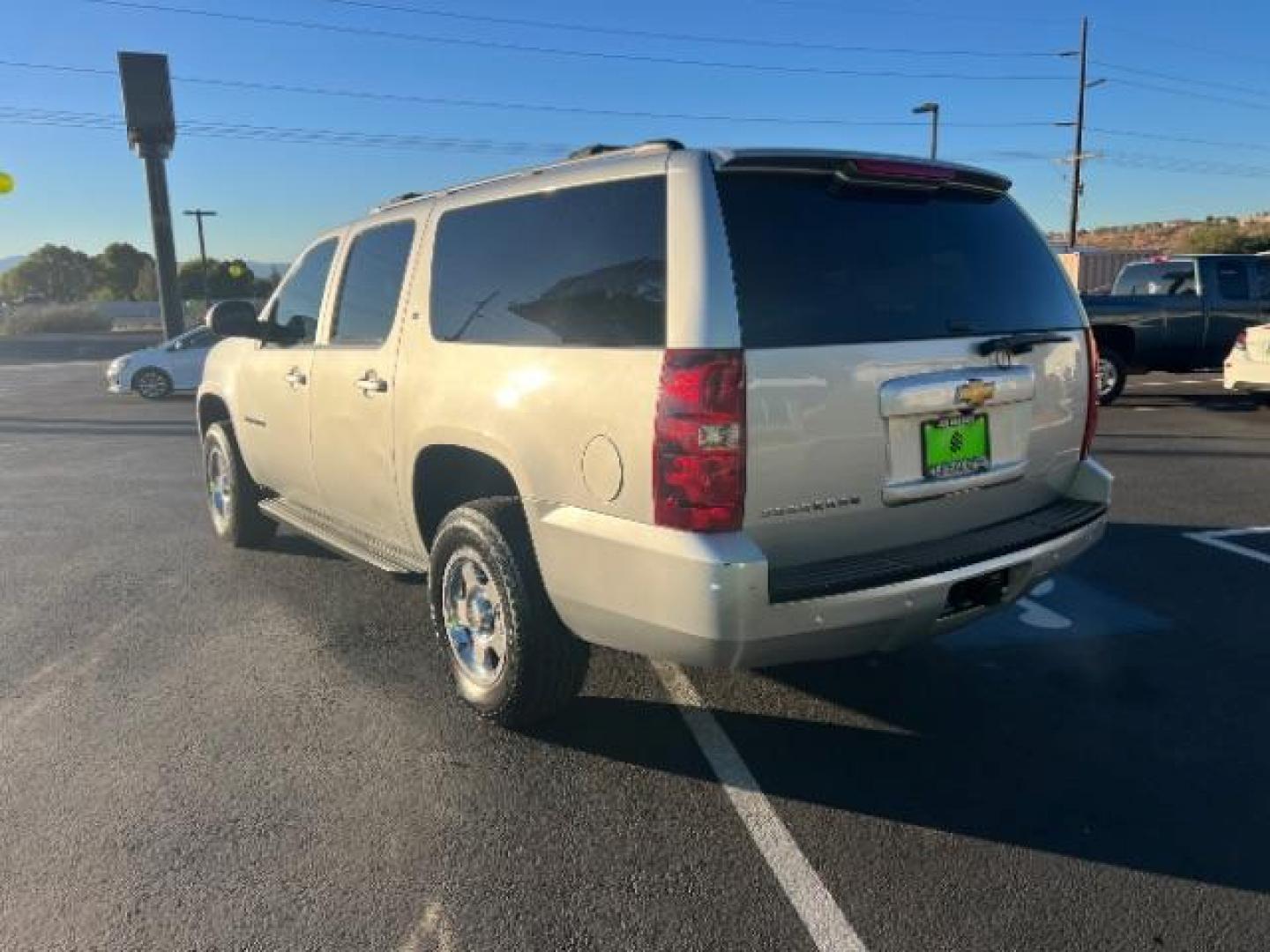 2014 Silver Ice Metallic /Ebony Chevrolet Suburban LT 1500 4WD (1GNSKJE73ER) with an 5.3L V8 OHV 16V FFV engine, 6-Speed Automatic transmission, located at 1865 East Red Hills Pkwy, St. George, 84770, (435) 628-0023, 37.120850, -113.543640 - We specialize in helping ALL people get the best financing available. No matter your credit score, good, bad or none we can get you an amazing rate. Had a bankruptcy, divorce, or repossessions? We give you the green light to get your credit back on the road. Low down and affordable payments that fit - Photo#4