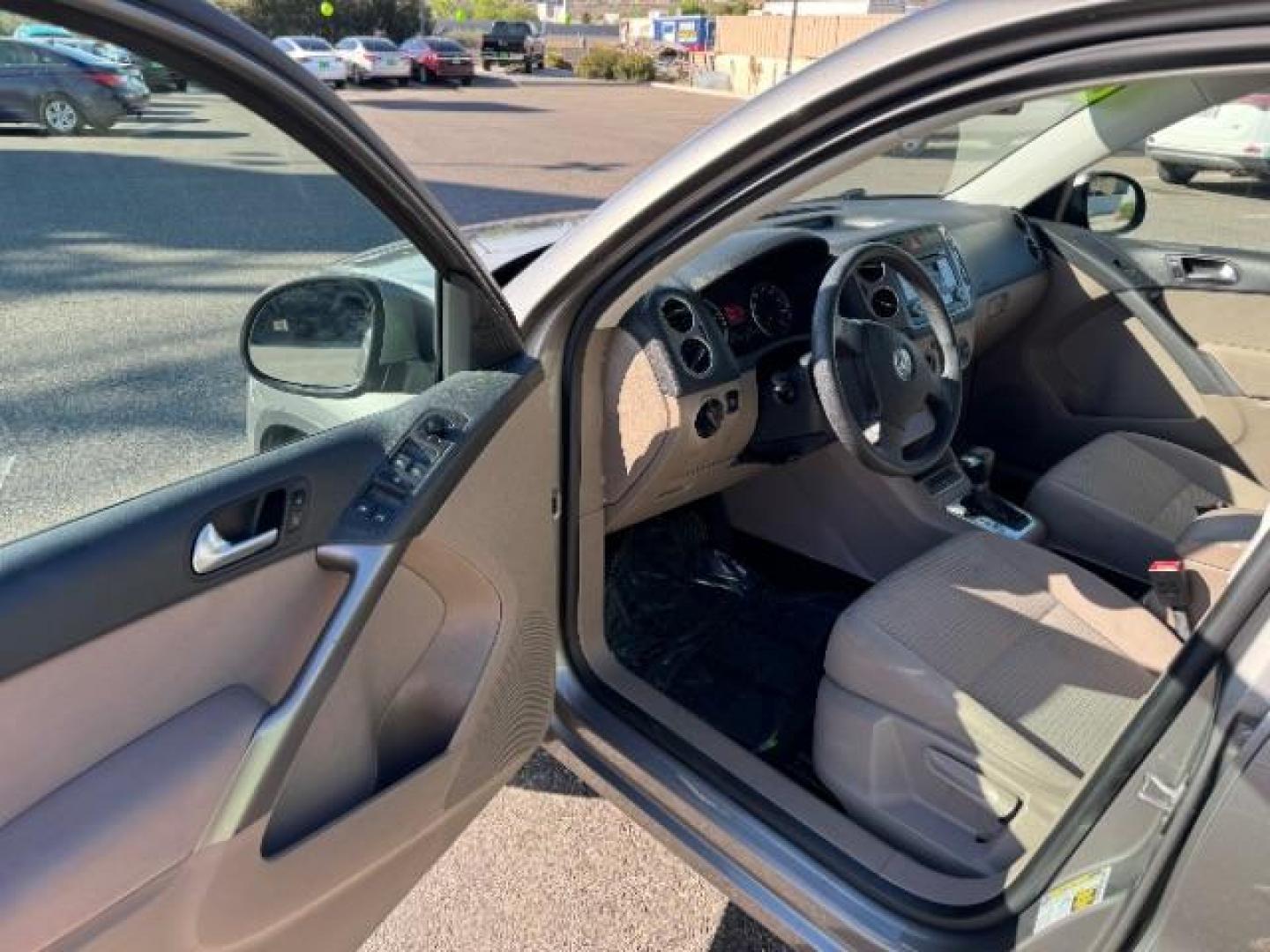 2009 Reflex Silver Metall /Charcoal Cloth Inter Volkswagen Tiguan SE (WVGAV75N39W) with an 2.0L L4 DOHC 16V TUR engine, 6-Speed Automatic transmission, located at 1865 East Red Hills Pkwy, St. George, 84770, (435) 628-0023, 37.120850, -113.543640 - Photo#12