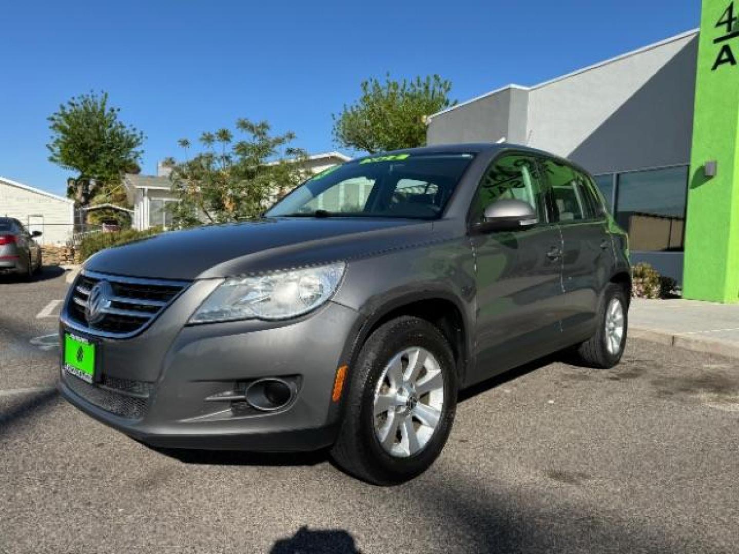 2009 Reflex Silver Metall /Charcoal Cloth Inter Volkswagen Tiguan SE (WVGAV75N39W) with an 2.0L L4 DOHC 16V TUR engine, 6-Speed Automatic transmission, located at 1865 East Red Hills Pkwy, St. George, 84770, (435) 628-0023, 37.120850, -113.543640 - Photo#2