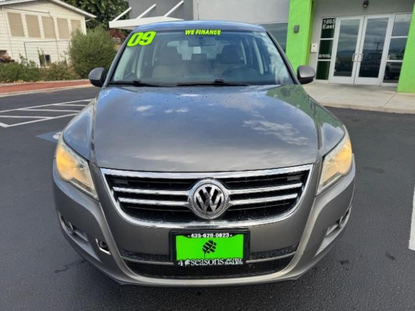 2009 Reflex Silver Metallic /Charcoal Cloth Inter Volkswagen Tiguan SE (WVGAV75N39W) with an 2.0L L4 DOHC 16V TUR engine, 6-Speed Automatic transmission, located at 1865 East Red Hills Pkwy, St. George, 84770, (435) 628-0023, 37.120850, -113.543640 - Photo#2