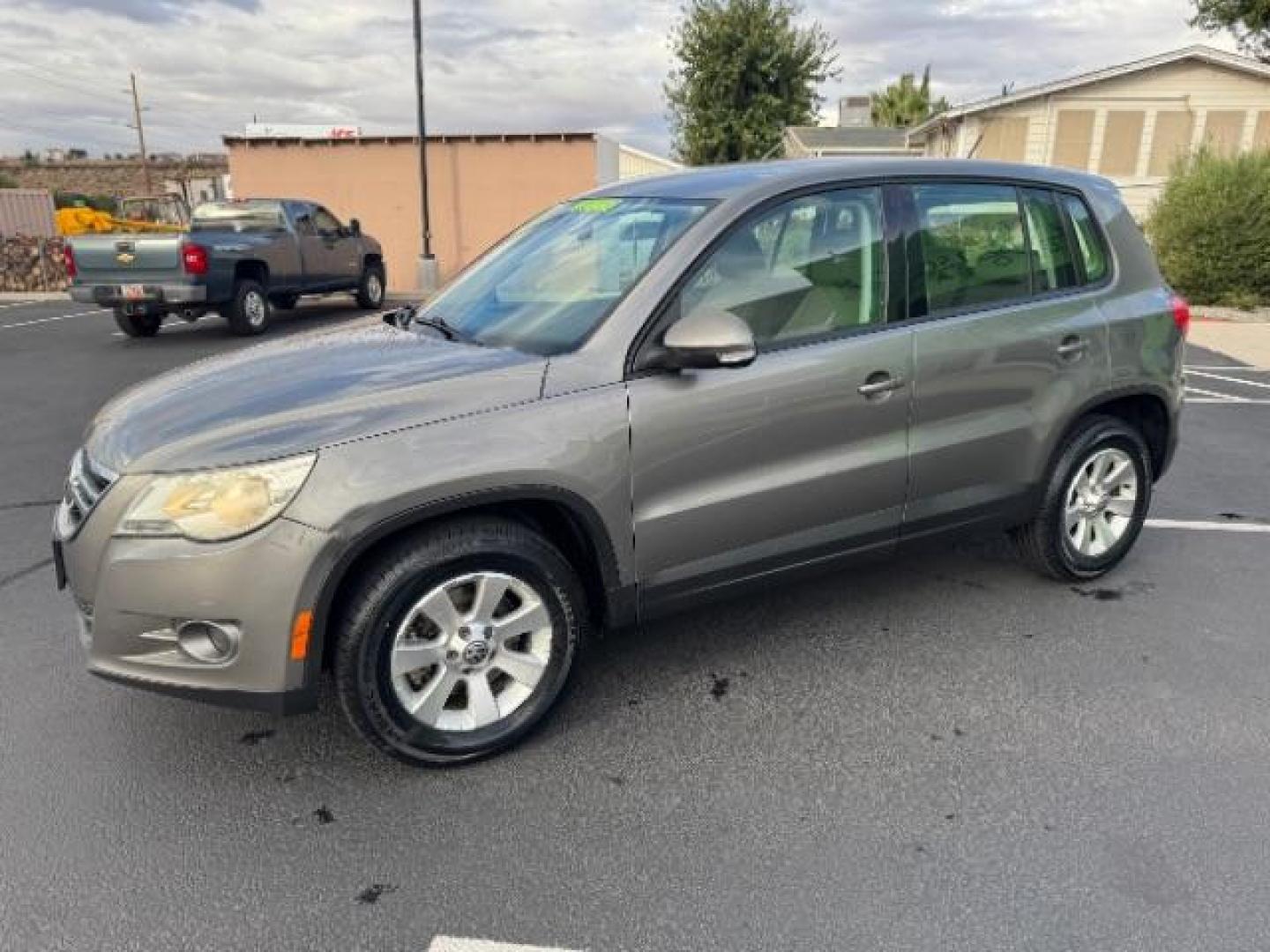 2009 Reflex Silver Metallic /Charcoal Cloth Inter Volkswagen Tiguan SE (WVGAV75N39W) with an 2.0L L4 DOHC 16V TUR engine, 6-Speed Automatic transmission, located at 1865 East Red Hills Pkwy, St. George, 84770, (435) 628-0023, 37.120850, -113.543640 - Photo#4