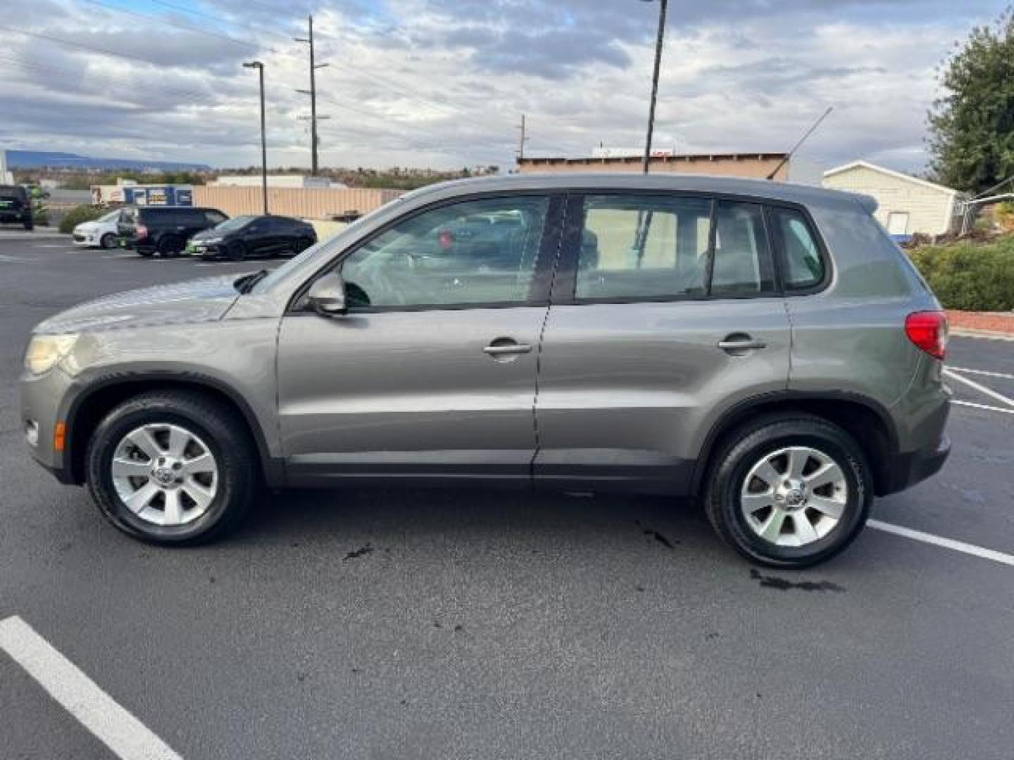 2009 Reflex Silver Metallic /Charcoal Cloth Inter Volkswagen Tiguan SE (WVGAV75N39W) with an 2.0L L4 DOHC 16V TUR engine, 6-Speed Automatic transmission, located at 1865 East Red Hills Pkwy, St. George, 84770, (435) 628-0023, 37.120850, -113.543640 - Photo#5