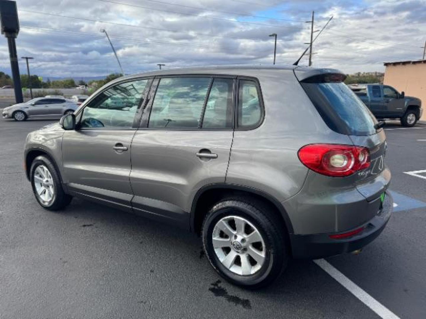 2009 Reflex Silver Metallic /Charcoal Cloth Inter Volkswagen Tiguan SE (WVGAV75N39W) with an 2.0L L4 DOHC 16V TUR engine, 6-Speed Automatic transmission, located at 1865 East Red Hills Pkwy, St. George, 84770, (435) 628-0023, 37.120850, -113.543640 - Photo#6