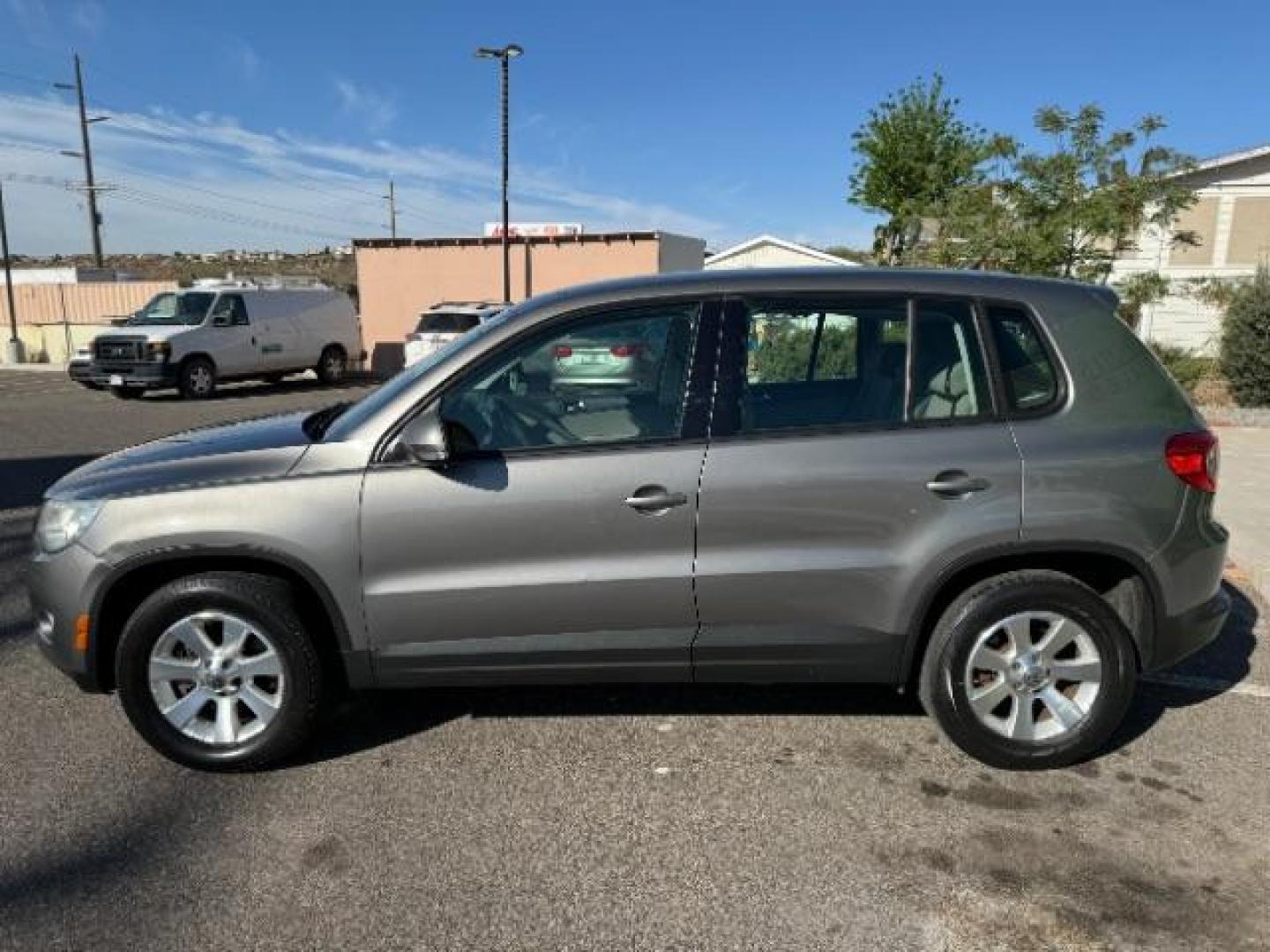 2009 Reflex Silver Metall /Charcoal Cloth Inter Volkswagen Tiguan SE (WVGAV75N39W) with an 2.0L L4 DOHC 16V TUR engine, 6-Speed Automatic transmission, located at 1865 East Red Hills Pkwy, St. George, 84770, (435) 628-0023, 37.120850, -113.543640 - Photo#3