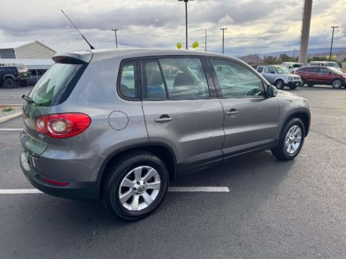 2009 Reflex Silver Metallic /Charcoal Cloth Inter Volkswagen Tiguan SE (WVGAV75N39W) with an 2.0L L4 DOHC 16V TUR engine, 6-Speed Automatic transmission, located at 1865 East Red Hills Pkwy, St. George, 84770, (435) 628-0023, 37.120850, -113.543640 - Photo#10