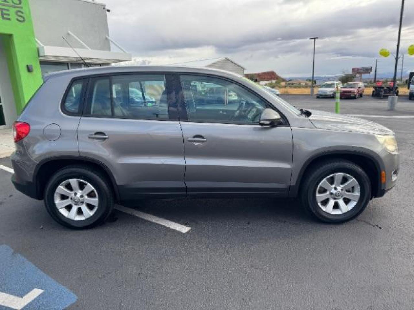 2009 Reflex Silver Metallic /Charcoal Cloth Inter Volkswagen Tiguan SE (WVGAV75N39W) with an 2.0L L4 DOHC 16V TUR engine, 6-Speed Automatic transmission, located at 1865 East Red Hills Pkwy, St. George, 84770, (435) 628-0023, 37.120850, -113.543640 - Photo#11