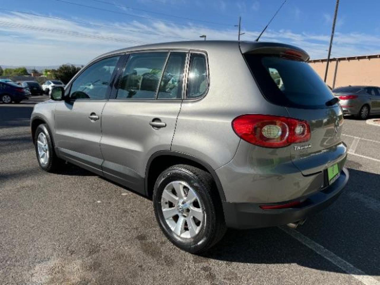 2009 Reflex Silver Metall /Charcoal Cloth Inter Volkswagen Tiguan SE (WVGAV75N39W) with an 2.0L L4 DOHC 16V TUR engine, 6-Speed Automatic transmission, located at 1865 East Red Hills Pkwy, St. George, 84770, (435) 628-0023, 37.120850, -113.543640 - Photo#4