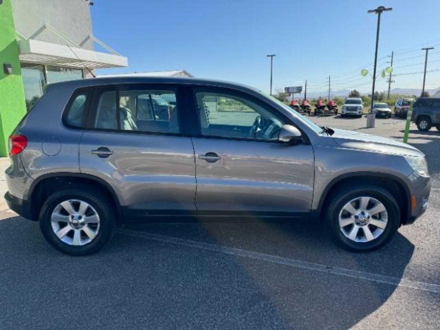 2009 Reflex Silver Metall /Charcoal Cloth Inter Volkswagen Tiguan SE (WVGAV75N39W) with an 2.0L L4 DOHC 16V TUR engine, 6-Speed Automatic transmission, located at 1865 East Red Hills Pkwy, St. George, 84770, (435) 628-0023, 37.120850, -113.543640 - Photo#7