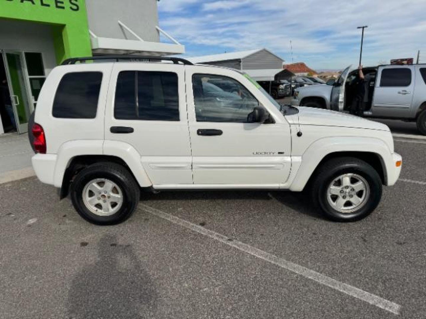 2002 Stone White /Dark Slate Gray Clot Jeep Liberty Limited 4WD (1J4GL58K62W) with an 3.7L V6 SOHC 12V engine, 4-Speed Automatic transmission, located at 1865 East Red Hills Pkwy, St. George, 84770, (435) 628-0023, 37.120850, -113.543640 - Photo#11