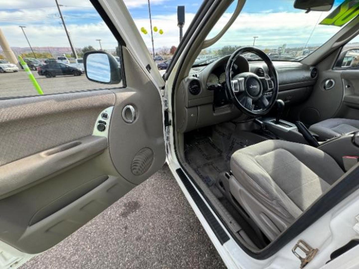 2002 Stone White /Dark Slate Gray Clot Jeep Liberty Limited 4WD (1J4GL58K62W) with an 3.7L V6 SOHC 12V engine, 4-Speed Automatic transmission, located at 1865 East Red Hills Pkwy, St. George, 84770, (435) 628-0023, 37.120850, -113.543640 - Photo#16