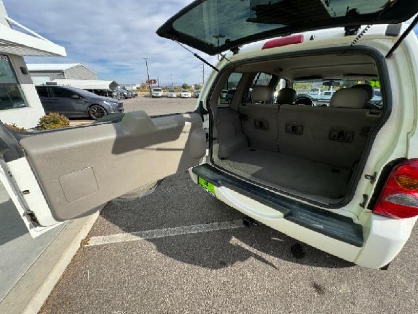 2002 Stone White /Dark Slate Gray Clot Jeep Liberty Limited 4WD (1J4GL58K62W) with an 3.7L V6 SOHC 12V engine, 4-Speed Automatic transmission, located at 1865 East Red Hills Pkwy, St. George, 84770, (435) 628-0023, 37.120850, -113.543640 - Photo#29