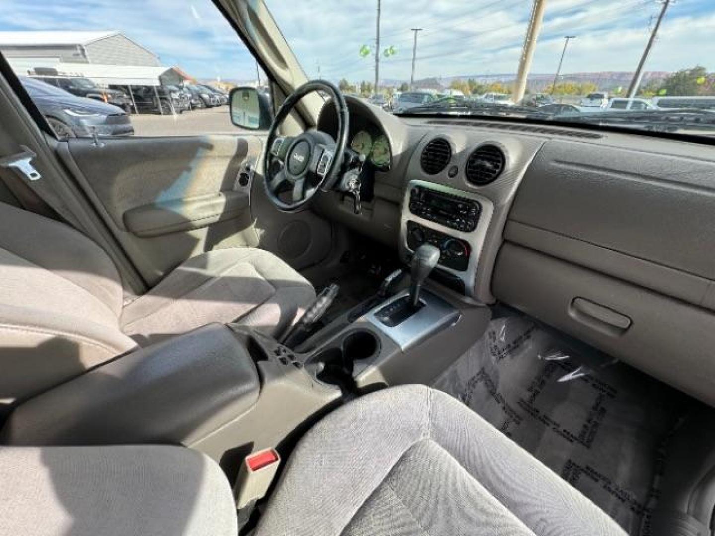 2002 Stone White /Dark Slate Gray Clot Jeep Liberty Limited 4WD (1J4GL58K62W) with an 3.7L V6 SOHC 12V engine, 4-Speed Automatic transmission, located at 1865 East Red Hills Pkwy, St. George, 84770, (435) 628-0023, 37.120850, -113.543640 - Photo#33