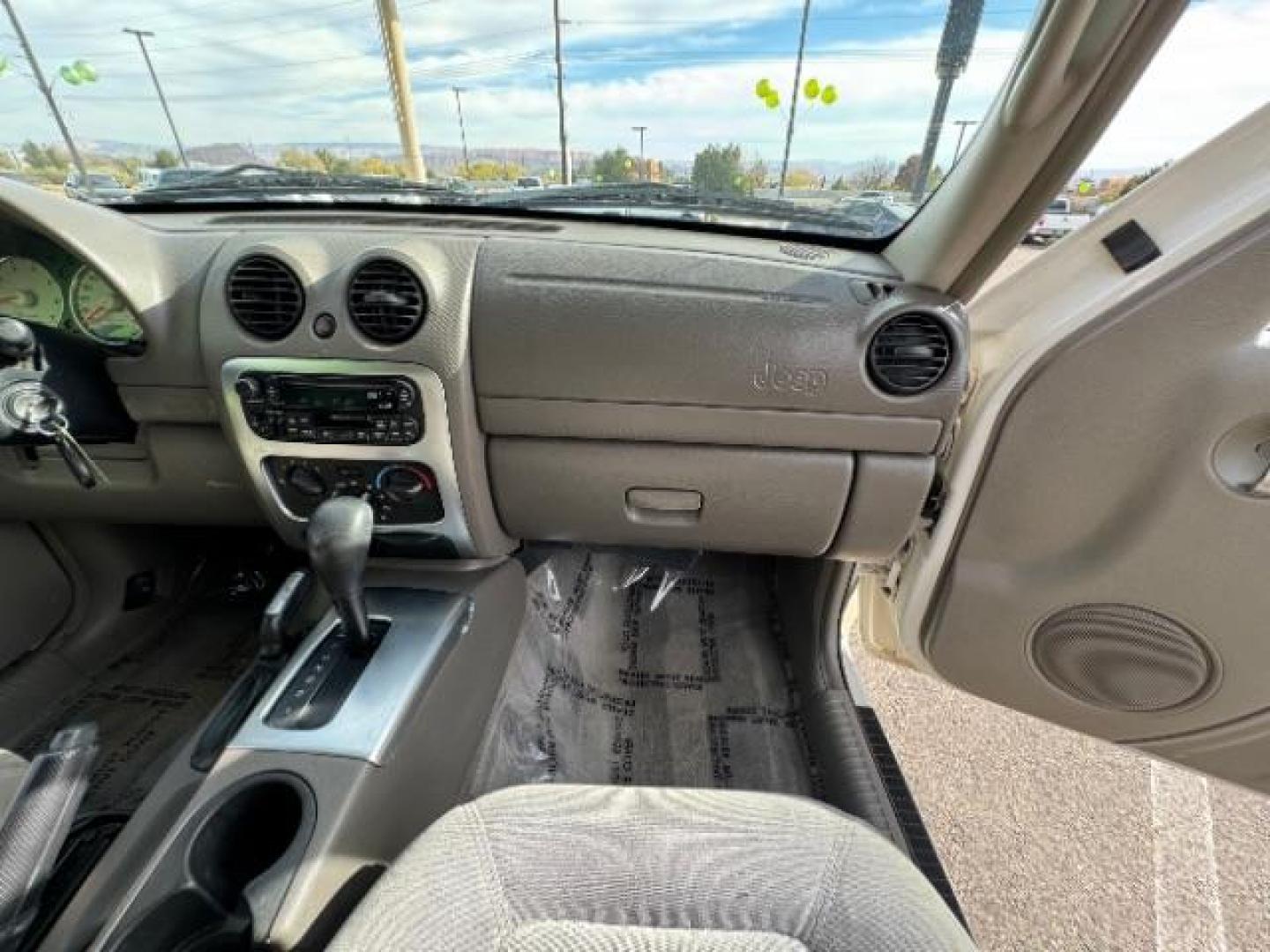 2002 Stone White /Dark Slate Gray Clot Jeep Liberty Limited 4WD (1J4GL58K62W) with an 3.7L V6 SOHC 12V engine, 4-Speed Automatic transmission, located at 1865 East Red Hills Pkwy, St. George, 84770, (435) 628-0023, 37.120850, -113.543640 - Photo#34