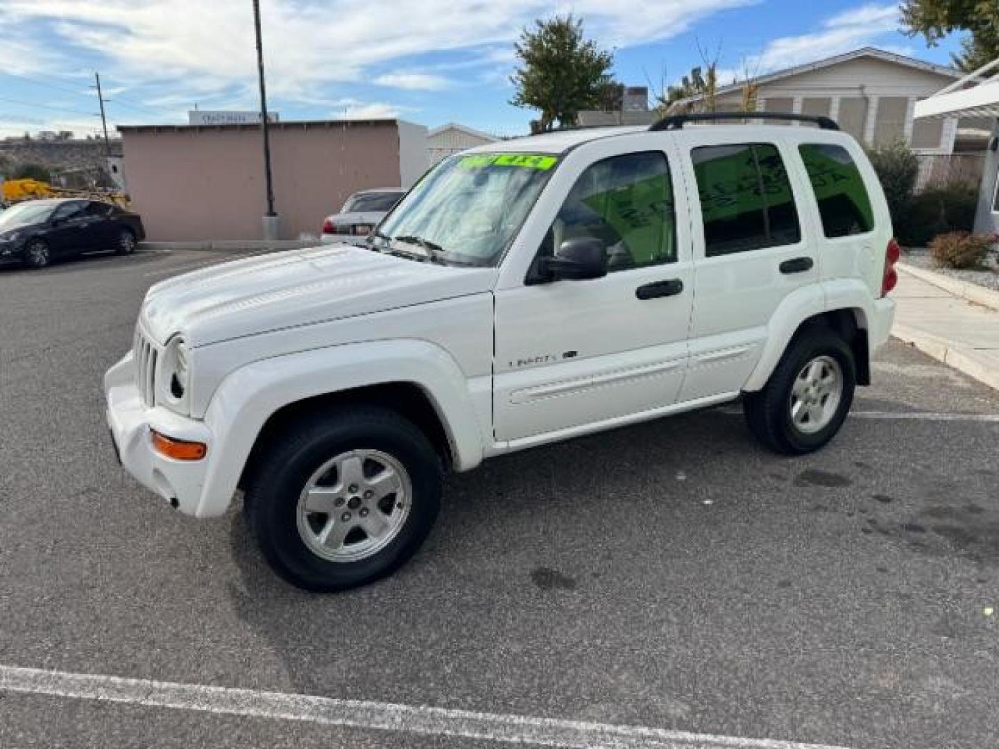 2002 Stone White /Dark Slate Gray Clot Jeep Liberty Limited 4WD (1J4GL58K62W) with an 3.7L V6 SOHC 12V engine, 4-Speed Automatic transmission, located at 1865 East Red Hills Pkwy, St. George, 84770, (435) 628-0023, 37.120850, -113.543640 - Photo#4