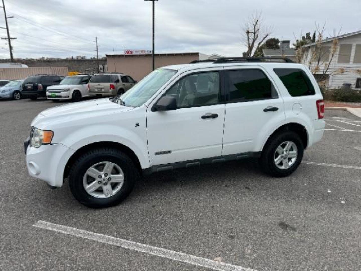 2008 Oxford White /Stone Cloth Interior Ford Escape Hybrid FWD (1FMCU49H98K) with an 2.3L L4 DOHC 16V HYBRID engine, Continuously Variable Transmission transmission, located at 1865 East Red Hills Pkwy, St. George, 84770, (435) 628-0023, 37.120850, -113.543640 - We specialize in helping ALL people get the best financing available. No matter your credit score, good, bad or none we can get you an amazing rate. Had a bankruptcy, divorce, or repossessions? We give you the green light to get your credit back on the road. Low down and affordable payments that fit - Photo#4