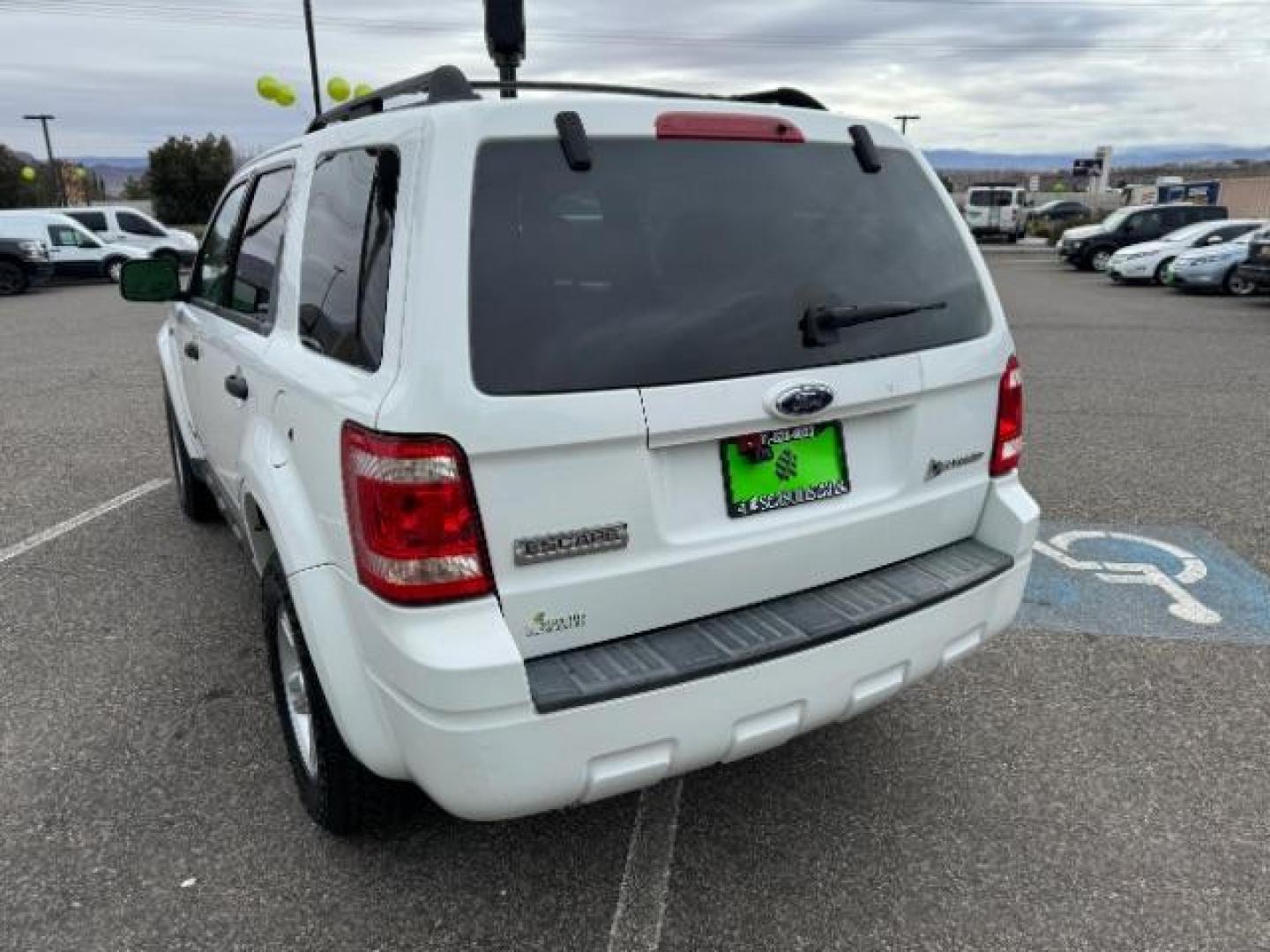 2008 Oxford White /Stone Cloth Interior Ford Escape Hybrid FWD (1FMCU49H98K) with an 2.3L L4 DOHC 16V HYBRID engine, Continuously Variable Transmission transmission, located at 1865 East Red Hills Pkwy, St. George, 84770, (435) 628-0023, 37.120850, -113.543640 - We specialize in helping ALL people get the best financing available. No matter your credit score, good, bad or none we can get you an amazing rate. Had a bankruptcy, divorce, or repossessions? We give you the green light to get your credit back on the road. Low down and affordable payments that fit - Photo#7