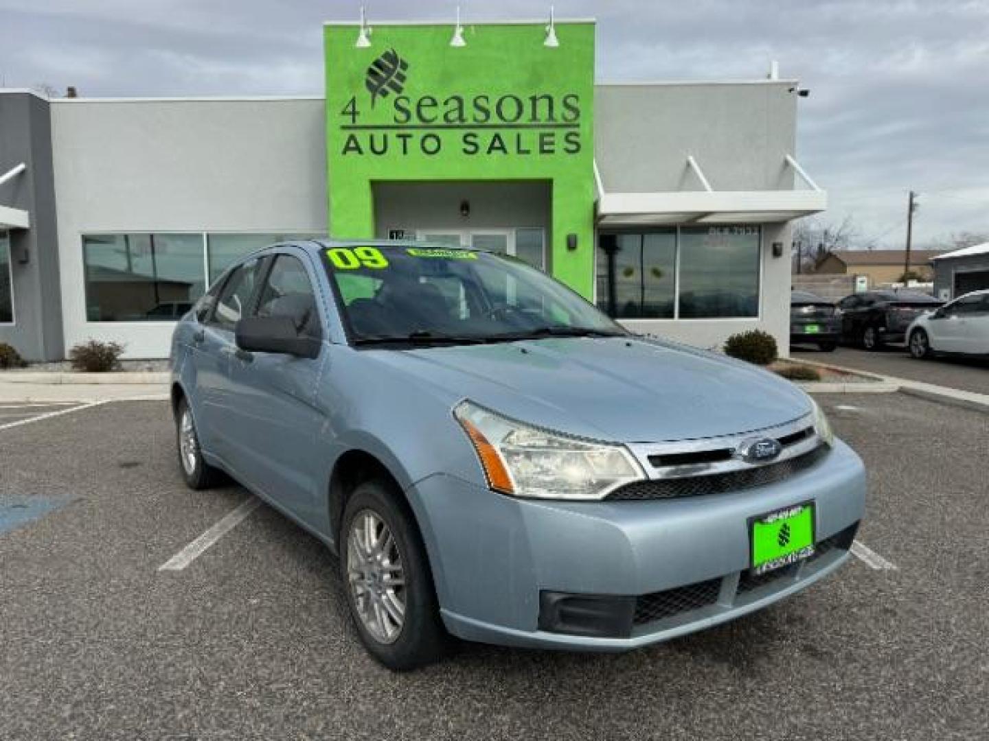 2009 Light Ice Blue Metal /Charcoal Black Cloth Ford Focus SE Sedan (1FAHP35N89W) with an 2.0L L4 DOHC 16V engine, 4-Speed Automatic transmission, located at 1865 East Red Hills Pkwy, St. George, 84770, (435) 628-0023, 37.120850, -113.543640 - Photo#0