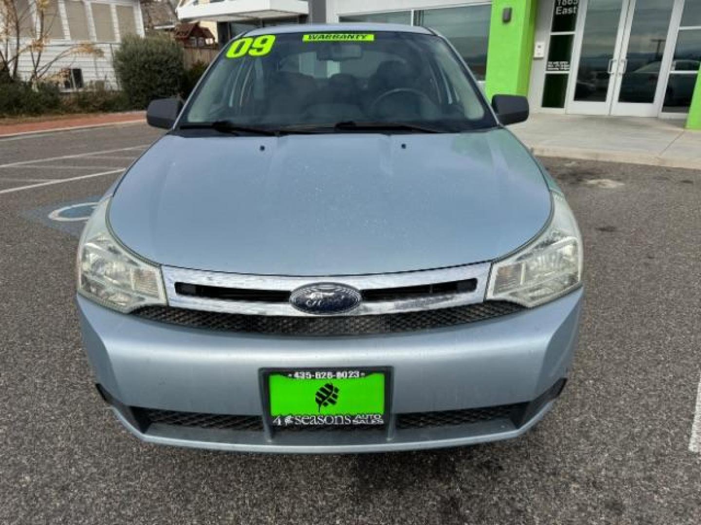 2009 Light Ice Blue Metal /Charcoal Black Cloth Ford Focus SE Sedan (1FAHP35N89W) with an 2.0L L4 DOHC 16V engine, 4-Speed Automatic transmission, located at 1865 East Red Hills Pkwy, St. George, 84770, (435) 628-0023, 37.120850, -113.543640 - Photo#2