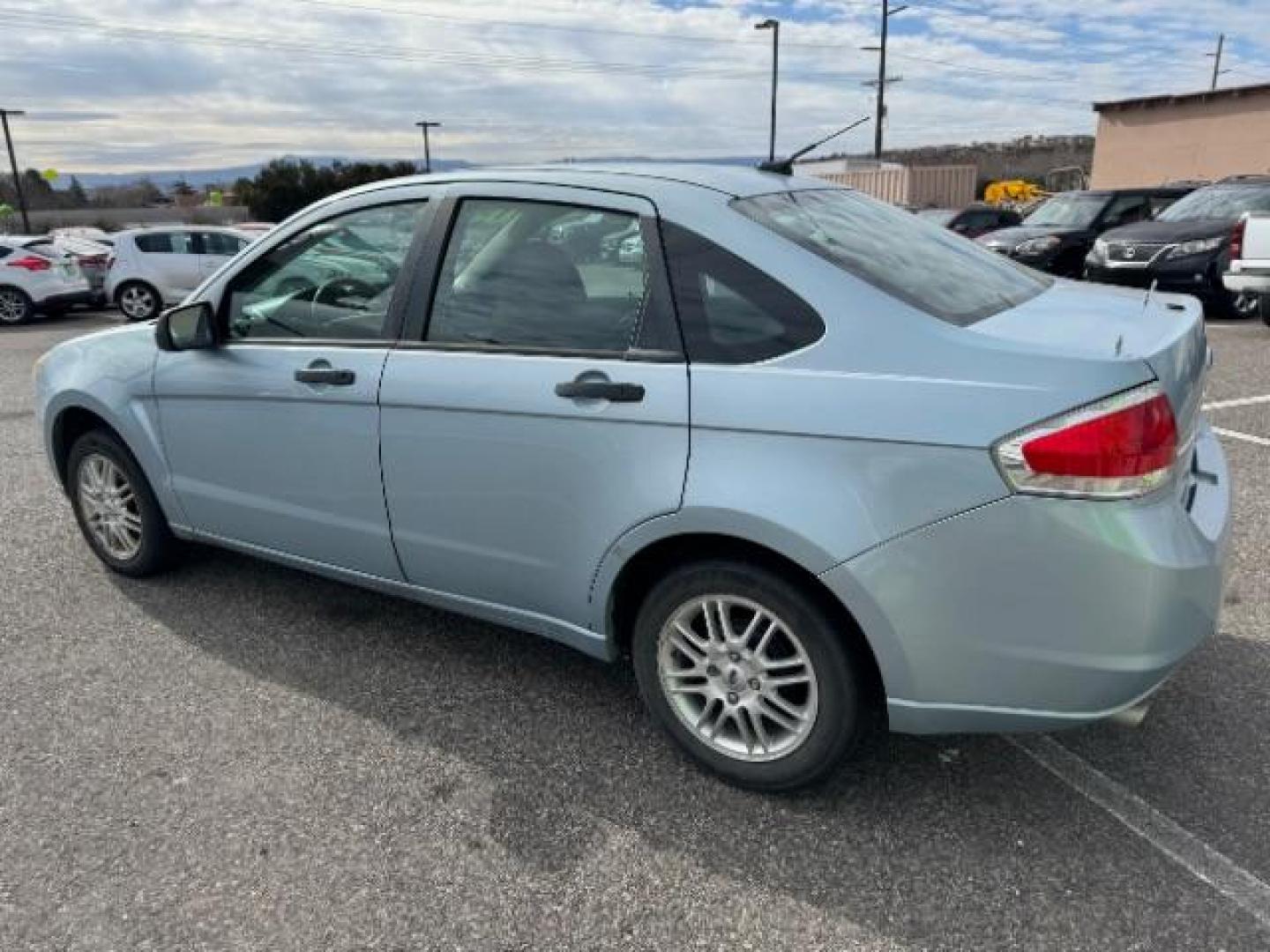 2009 Light Ice Blue Metal /Charcoal Black Cloth Ford Focus SE Sedan (1FAHP35N89W) with an 2.0L L4 DOHC 16V engine, 4-Speed Automatic transmission, located at 1865 East Red Hills Pkwy, St. George, 84770, (435) 628-0023, 37.120850, -113.543640 - Photo#6