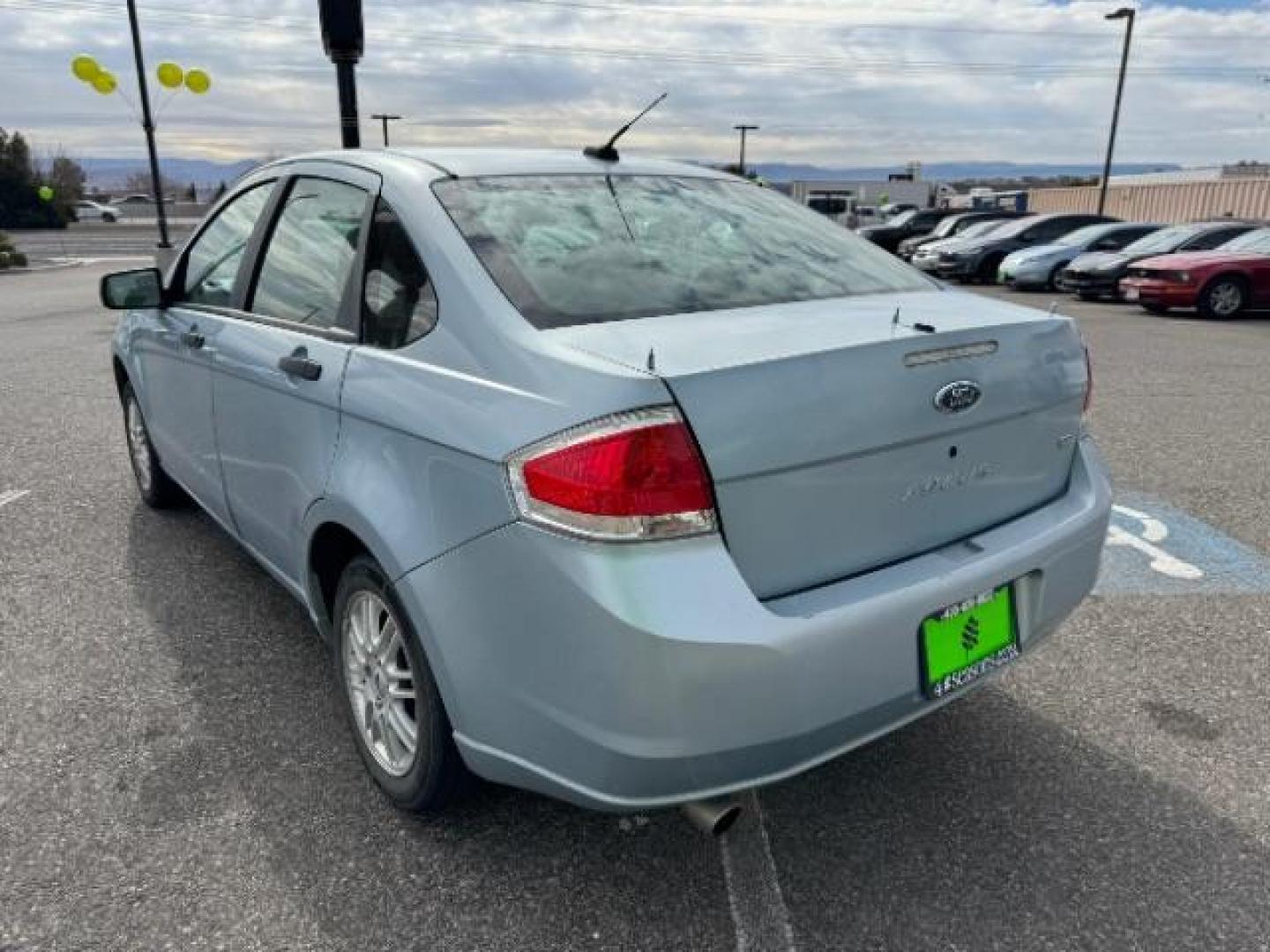 2009 Light Ice Blue Metal /Charcoal Black Cloth Ford Focus SE Sedan (1FAHP35N89W) with an 2.0L L4 DOHC 16V engine, 4-Speed Automatic transmission, located at 1865 East Red Hills Pkwy, St. George, 84770, (435) 628-0023, 37.120850, -113.543640 - Photo#7