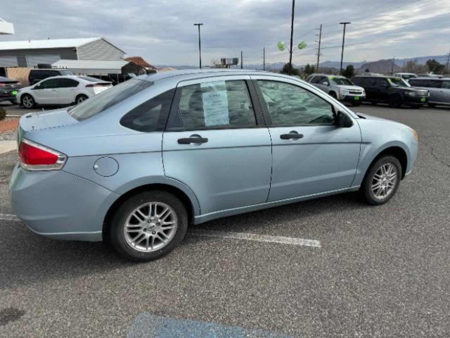 2009 Light Ice Blue Metal /Charcoal Black Cloth Ford Focus SE Sedan (1FAHP35N89W) with an 2.0L L4 DOHC 16V engine, 4-Speed Automatic transmission, located at 1865 East Red Hills Pkwy, St. George, 84770, (435) 628-0023, 37.120850, -113.543640 - Photo#10