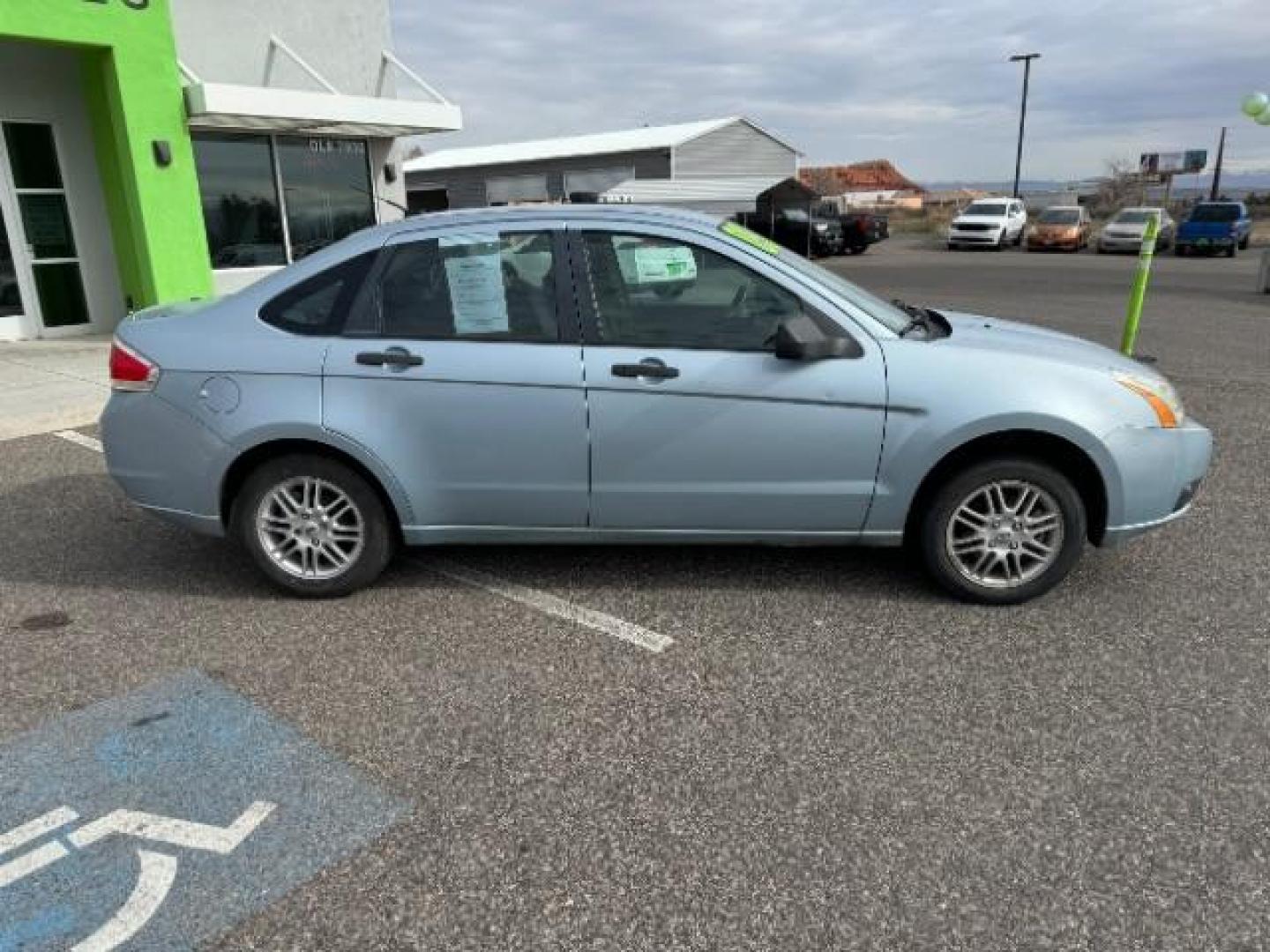 2009 Light Ice Blue Metal /Charcoal Black Cloth Ford Focus SE Sedan (1FAHP35N89W) with an 2.0L L4 DOHC 16V engine, 4-Speed Automatic transmission, located at 1865 East Red Hills Pkwy, St. George, 84770, (435) 628-0023, 37.120850, -113.543640 - We specialize in helping ALL people get the best financing available. No matter your credit score, good, bad or none we can get you an amazing rate. Had a bankruptcy, divorce, or repossessions? We give you the green light to get your credit back on the road. Low down and affordable payments that fit - Photo#11