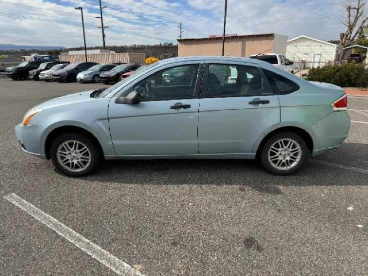 2009 Light Ice Blue Metal /Charcoal Black Cloth Ford Focus SE Sedan (1FAHP35N89W) with an 2.0L L4 DOHC 16V engine, 4-Speed Automatic transmission, located at 1865 East Red Hills Pkwy, St. George, 84770, (435) 628-0023, 37.120850, -113.543640 - We specialize in helping ALL people get the best financing available. No matter your credit score, good, bad or none we can get you an amazing rate. Had a bankruptcy, divorce, or repossessions? We give you the green light to get your credit back on the road. Low down and affordable payments that fit - Photo#5