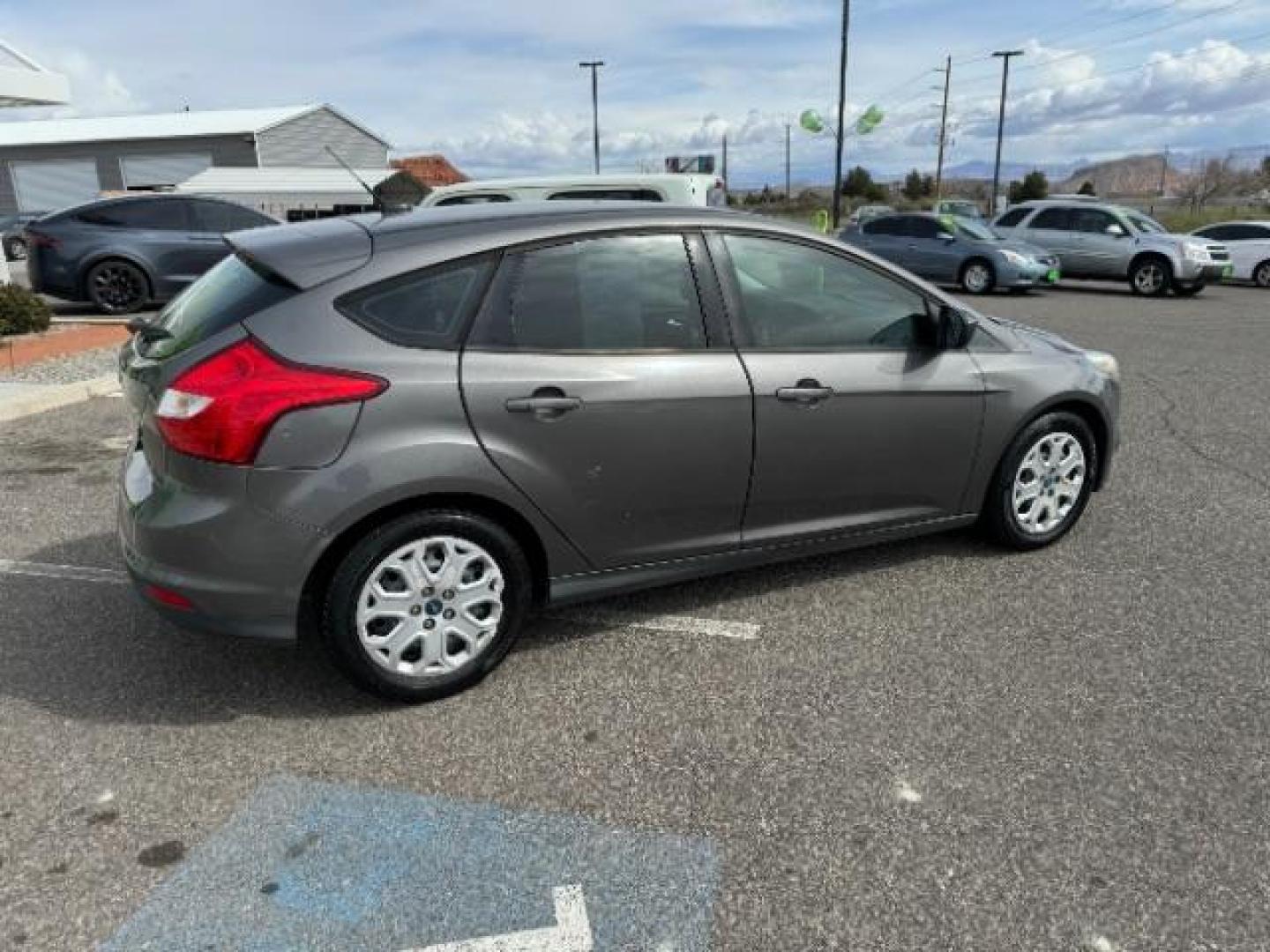 2012 Sterling Grey Metallic /Charcoal Black/Metal Gray Cloth Interior Ford Focus SE (1FAHP3K24CL) with an 2.0L L4 DOHC 16V engine, 6-Speed Automatic transmission, located at 1865 East Red Hills Pkwy, St. George, 84770, (435) 628-0023, 37.120850, -113.543640 - Photo#10