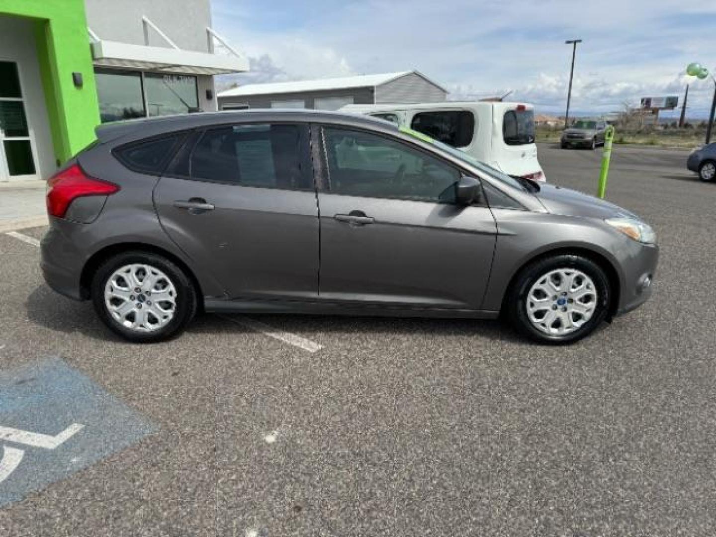 2012 Sterling Grey Metallic /Charcoal Black/Metal Gray Cloth Interior Ford Focus SE (1FAHP3K24CL) with an 2.0L L4 DOHC 16V engine, 6-Speed Automatic transmission, located at 1865 East Red Hills Pkwy, St. George, 84770, (435) 628-0023, 37.120850, -113.543640 - Photo#11