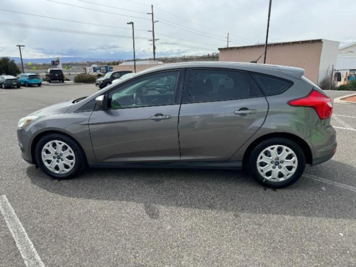 2012 Sterling Grey Metallic /Charcoal Black/Metal Gray Cloth Interior Ford Focus SE (1FAHP3K24CL) with an 2.0L L4 DOHC 16V engine, 6-Speed Automatic transmission, located at 1865 East Red Hills Pkwy, St. George, 84770, (435) 628-0023, 37.120850, -113.543640 - Photo#5