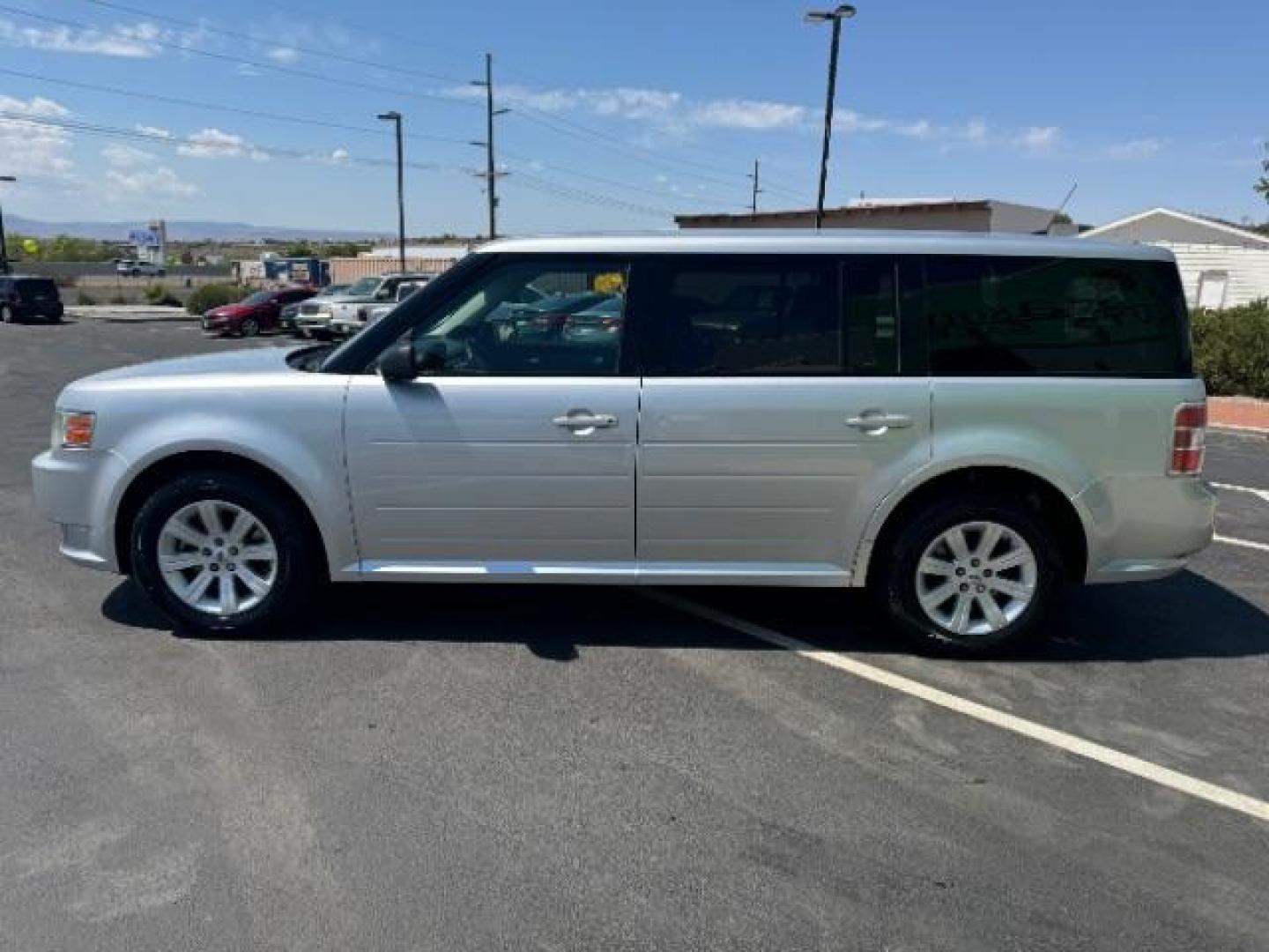 2011 Ingot Silver Metalli /Charcoal Black Cloth Ford Flex SE FWD (2FMGK5BC4BB) with an 3.5L V6 DOHC 24V engine, 6-Speed Automatic Ov transmission, located at 1865 East Red Hills Pkwy, St. George, 84770, (435) 628-0023, 37.120850, -113.543640 - We specialize in helping ALL people get the best financing available. No matter your credit score, good, bad or none we can get you an amazing rate. Had a bankruptcy, divorce, or repossessions? We give you the green light to get your credit back on the road. Low down and affordable payments that fit - Photo#3