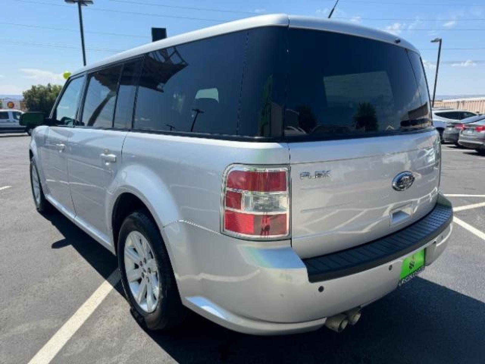 2011 Ingot Silver Metalli /Charcoal Black Cloth Ford Flex SE FWD (2FMGK5BC4BB) with an 3.5L V6 DOHC 24V engine, 6-Speed Automatic Ov transmission, located at 1865 East Red Hills Pkwy, St. George, 84770, (435) 628-0023, 37.120850, -113.543640 - We specialize in helping ALL people get the best financing available. No matter your credit score, good, bad or none we can get you an amazing rate. Had a bankruptcy, divorce, or repossessions? We give you the green light to get your credit back on the road. Low down and affordable payments that fit - Photo #4