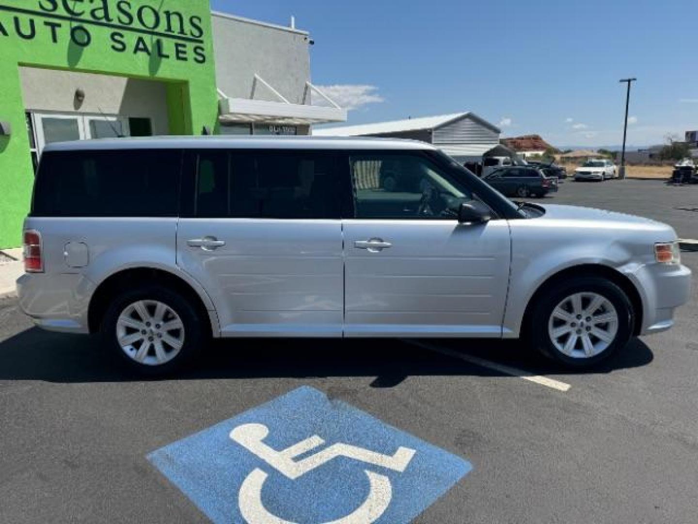 2011 Ingot Silver Metalli /Charcoal Black Cloth Ford Flex SE FWD (2FMGK5BC4BB) with an 3.5L V6 DOHC 24V engine, 6-Speed Automatic Ov transmission, located at 1865 East Red Hills Pkwy, St. George, 84770, (435) 628-0023, 37.120850, -113.543640 - Photo#7