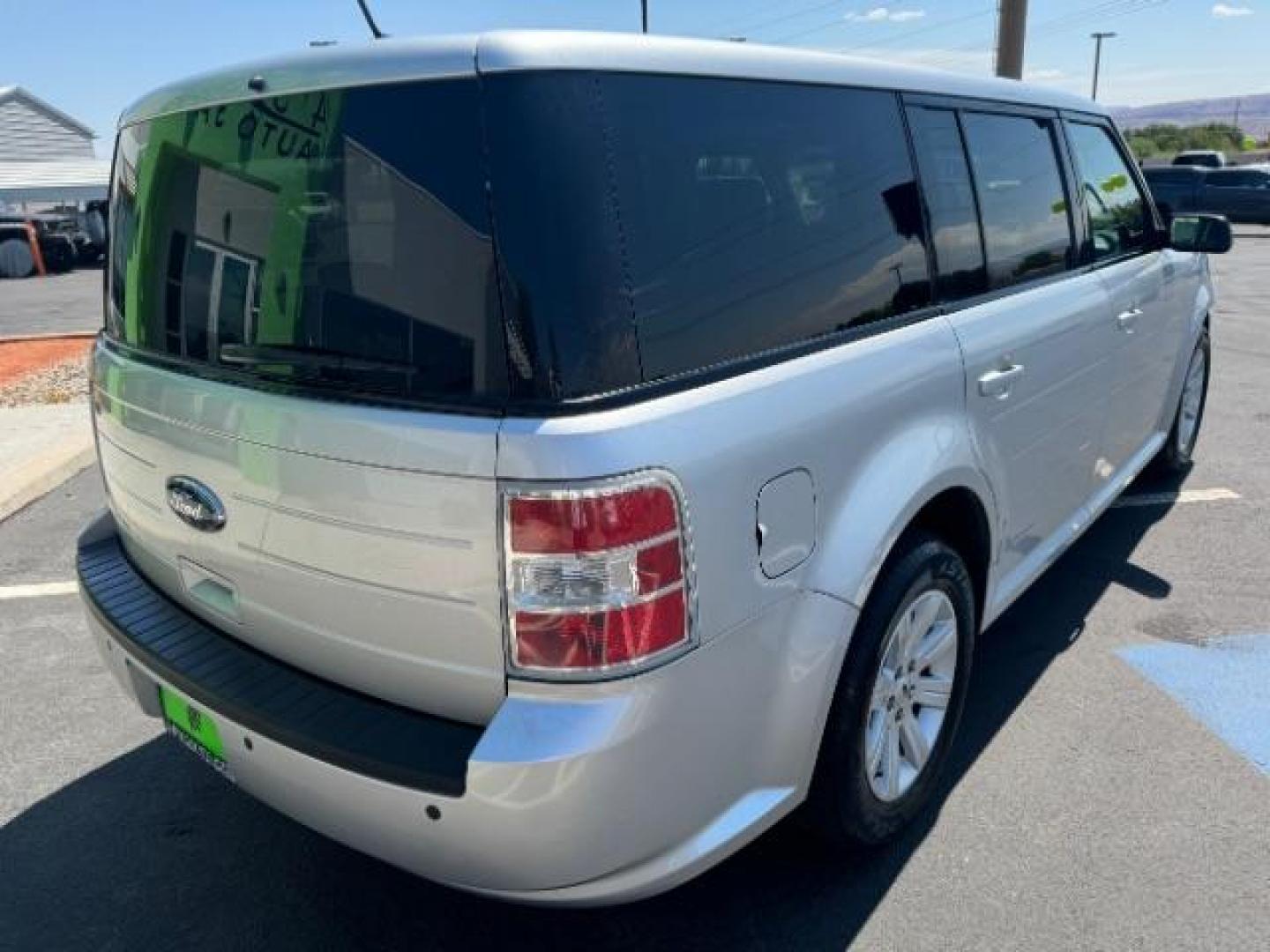 2011 Ingot Silver Metalli /Charcoal Black Cloth Ford Flex SE FWD (2FMGK5BC4BB) with an 3.5L V6 DOHC 24V engine, 6-Speed Automatic Ov transmission, located at 1865 East Red Hills Pkwy, St. George, 84770, (435) 628-0023, 37.120850, -113.543640 - Photo#6