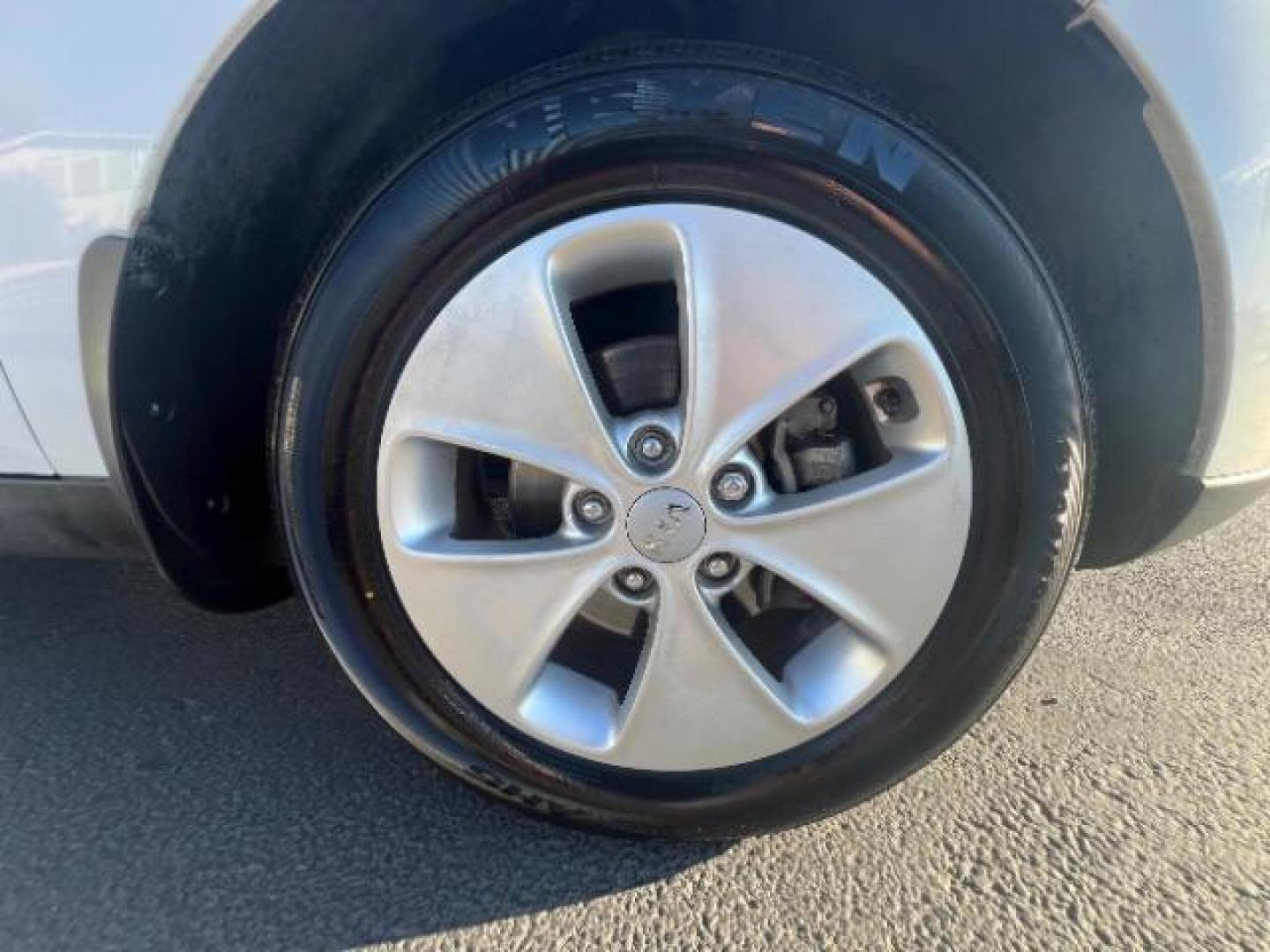 2014 Clear White /Black Kia Soul Base (KNDJN2A28E7) with an 1.6L L4 DOHC 16V engine, 6-Speed Automatic transmission, located at 1865 East Red Hills Pkwy, St. George, 84770, (435) 628-0023, 37.120850, -113.543640 - We specialize in helping ALL people get the best financing available. No matter your credit score, good, bad or none we can get you an amazing rate. Had a bankruptcy, divorce, or repossessions? We give you the green light to get your credit back on the road. Low down and affordable payments that fit - Photo#10