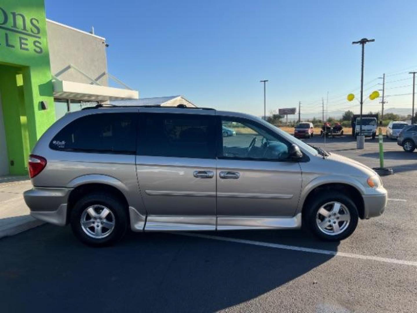 2007 Linen Gold Metallic /Dark Khaki / Light Graystone Leather Interior Dodge Grand Caravan SXT (2D4GP44L07R) with an 3.8L V6 OHV 12V engine, 4-Speed Automatic transmission, located at 1865 East Red Hills Pkwy, St. George, 84770, (435) 628-0023, 37.120850, -113.543640 - Photo#7