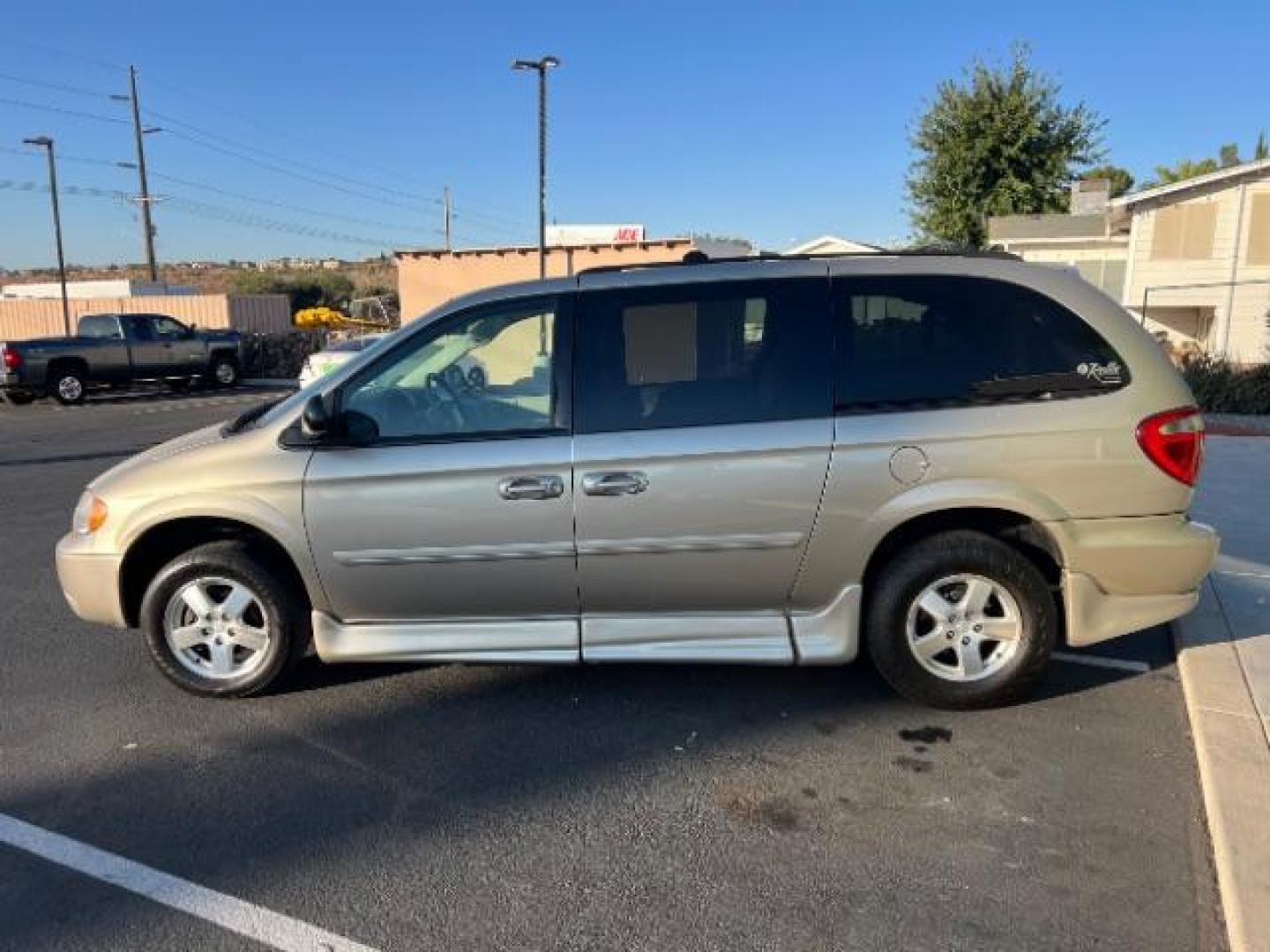 2007 Linen Gold Metallic /Dark Khaki / Light Graystone Leather Interior Dodge Grand Caravan SXT (2D4GP44L07R) with an 3.8L V6 OHV 12V engine, 4-Speed Automatic transmission, located at 1865 East Red Hills Pkwy, St. George, 84770, (435) 628-0023, 37.120850, -113.543640 - We specialize in helping ALL people get the best financing available. No matter your credit score, good, bad or none we can get you an amazing rate. Had a bankruptcy, divorce, or repossessions? We give you the green light to get your credit back on the road. Low down and affordable payments that fit - Photo#3