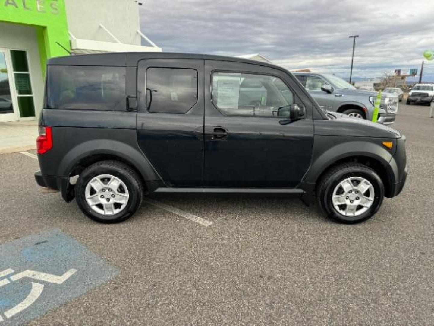 2008 Nighthawk Black Pear /Gray/Black Cloth Int Honda Element LX 2WD AT (5J6YH18398L) with an 2.4L L4 DOHC 16V engine, 5-Speed Automatic transmission, located at 1865 East Red Hills Pkwy, St. George, 84770, (435) 628-0023, 37.120850, -113.543640 - We specialize in helping ALL people get the best financing available. No matter your credit score, good, bad or none we can get you an amazing rate. Had a bankruptcy, divorce, or repossessions? We give you the green light to get your credit back on the road. Low down and affordable payments that fit - Photo#11