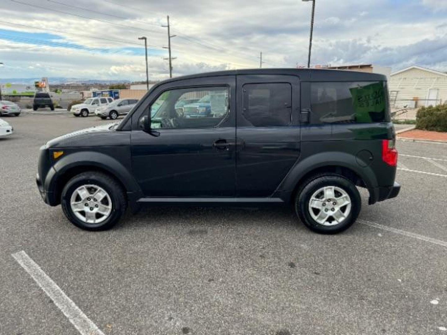 2008 Nighthawk Black Pear /Gray/Black Cloth Int Honda Element LX 2WD AT (5J6YH18398L) with an 2.4L L4 DOHC 16V engine, 5-Speed Automatic transmission, located at 1865 East Red Hills Pkwy, St. George, 84770, (435) 628-0023, 37.120850, -113.543640 - We specialize in helping ALL people get the best financing available. No matter your credit score, good, bad or none we can get you an amazing rate. Had a bankruptcy, divorce, or repossessions? We give you the green light to get your credit back on the road. Low down and affordable payments that fit - Photo#5