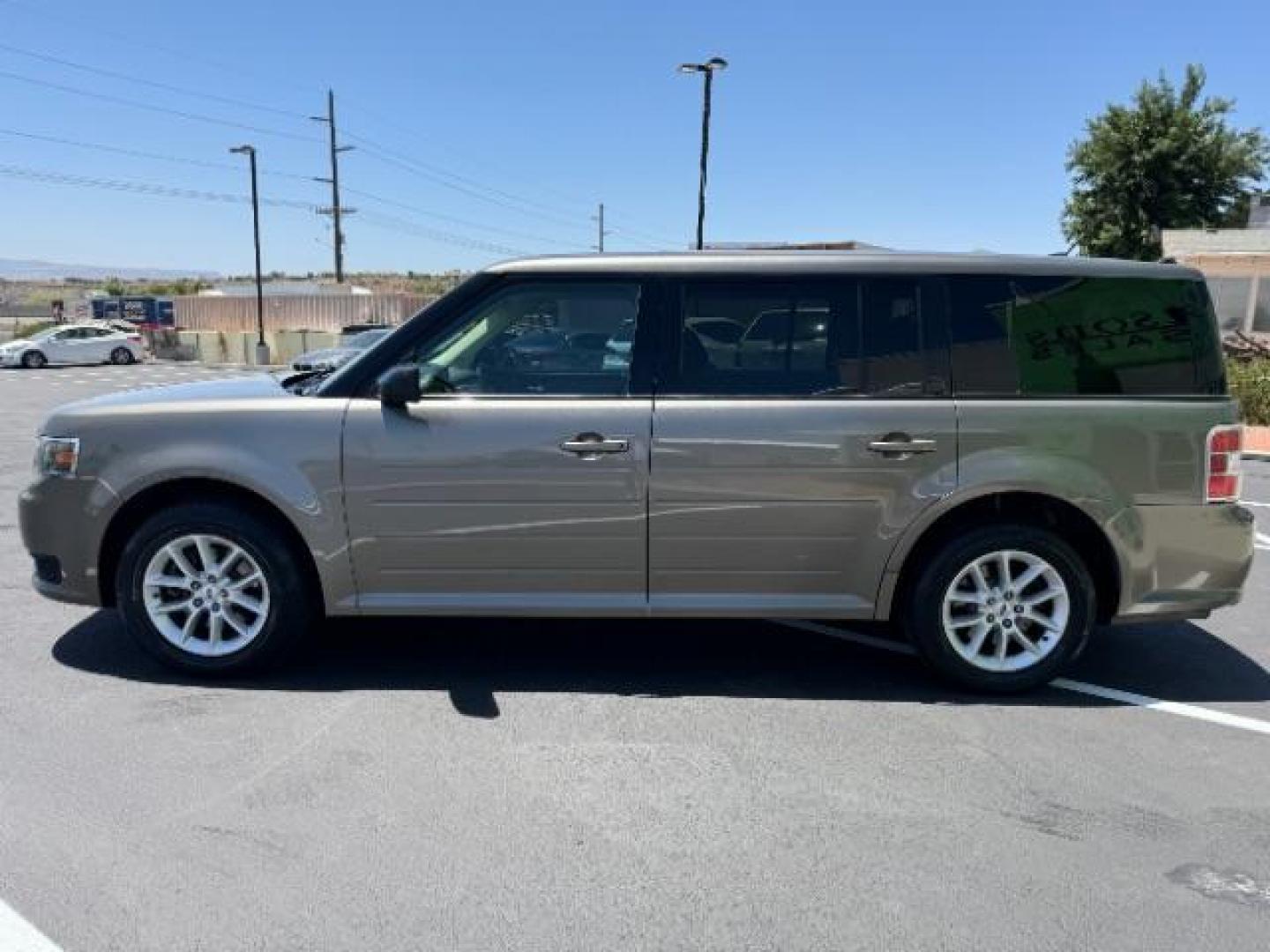 2013 Mineral Gray Metalli /Charcoal Black Cloth Ford Flex SE FWD (2FMGK5B89DB) with an 3.5L V6 DOHC 24V engine, 6-Speed Automatic Ov transmission, located at 1865 East Red Hills Pkwy, St. George, 84770, (435) 628-0023, 37.120850, -113.543640 - We specialize in helping ALL people get the best financing available. No matter your credit score, good, bad or none we can get you an amazing rate. Had a bankruptcy, divorce, or repossessions? We give you the green light to get your credit back on the road. Low down and affordable payments that fit - Photo#3