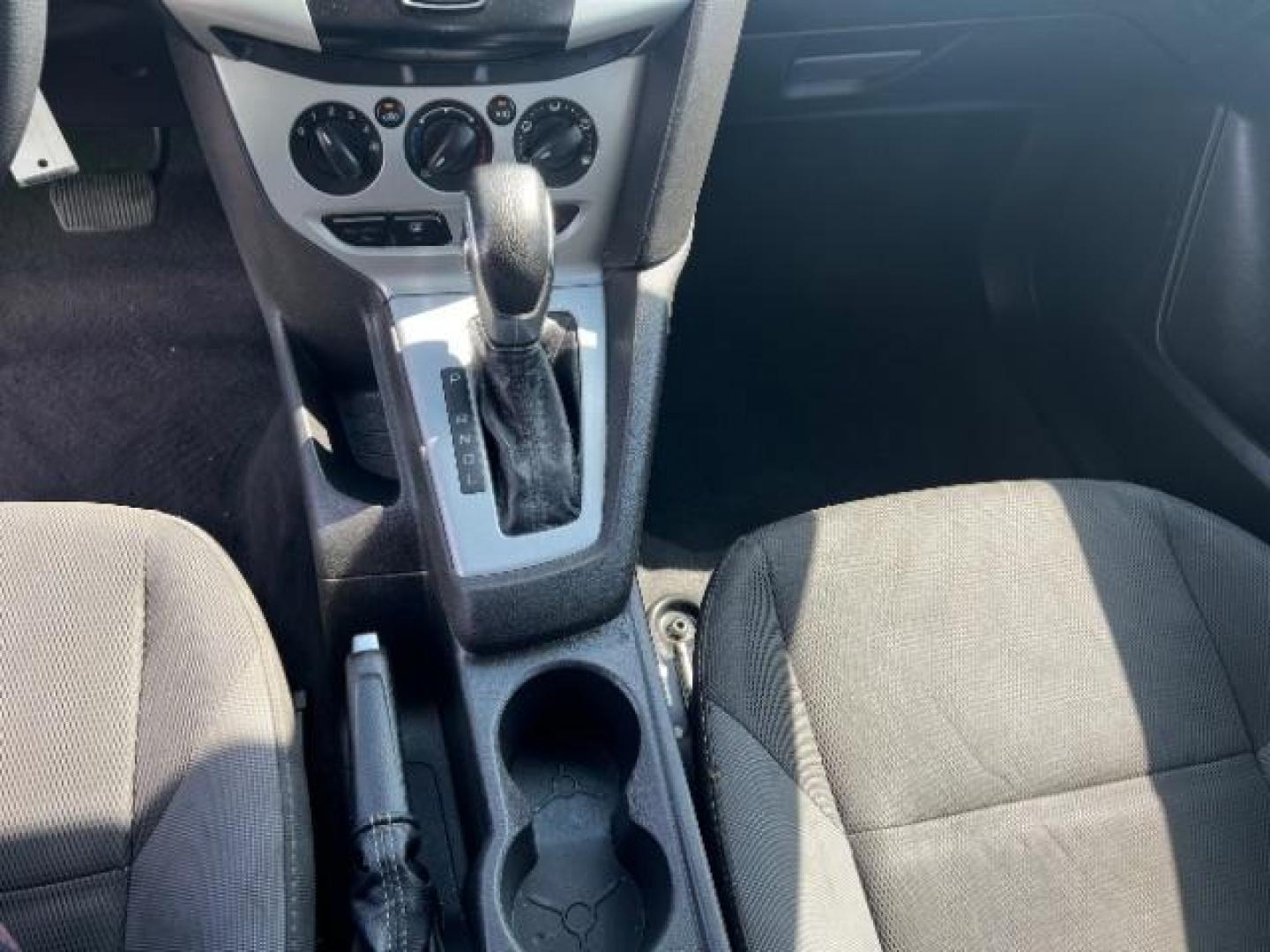 2012 Oxford White /Charcoal Black/Metal Gray Cloth Interior Ford Focus SE (1FAHP3K27CL) with an 2.0L L4 DOHC 16V engine, 6-Speed Automatic transmission, located at 1865 East Red Hills Pkwy, St. George, 84770, (435) 628-0023, 37.120850, -113.543640 - Photo#19