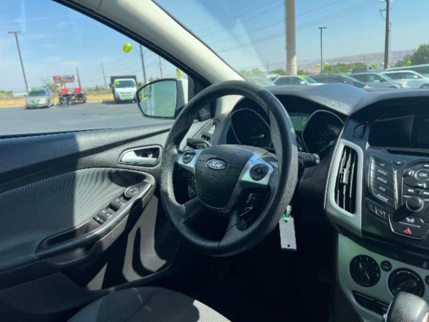 2012 Oxford White /Charcoal Black/Metal Gray Cloth Interior Ford Focus SE (1FAHP3K27CL) with an 2.0L L4 DOHC 16V engine, 6-Speed Automatic transmission, located at 1865 East Red Hills Pkwy, St. George, 84770, (435) 628-0023, 37.120850, -113.543640 - Photo#31