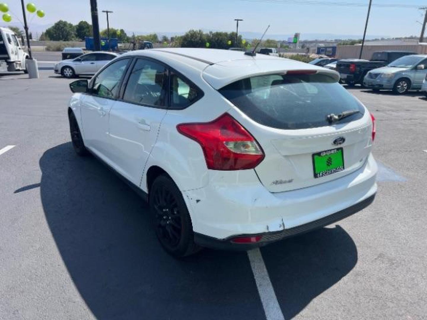 2012 Oxford White /Charcoal Black/Metal Gray Cloth Interior Ford Focus SE (1FAHP3K27CL) with an 2.0L L4 DOHC 16V engine, 6-Speed Automatic transmission, located at 1865 East Red Hills Pkwy, St. George, 84770, (435) 628-0023, 37.120850, -113.543640 - Photo#4